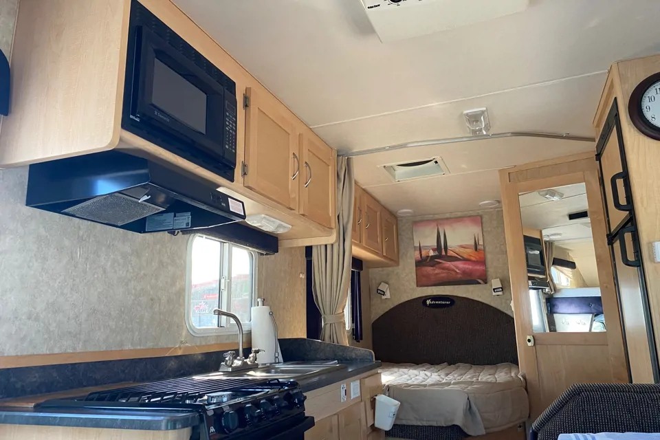 2010 Adventurer M-240DB View 10 - Calgary RV Rental Details