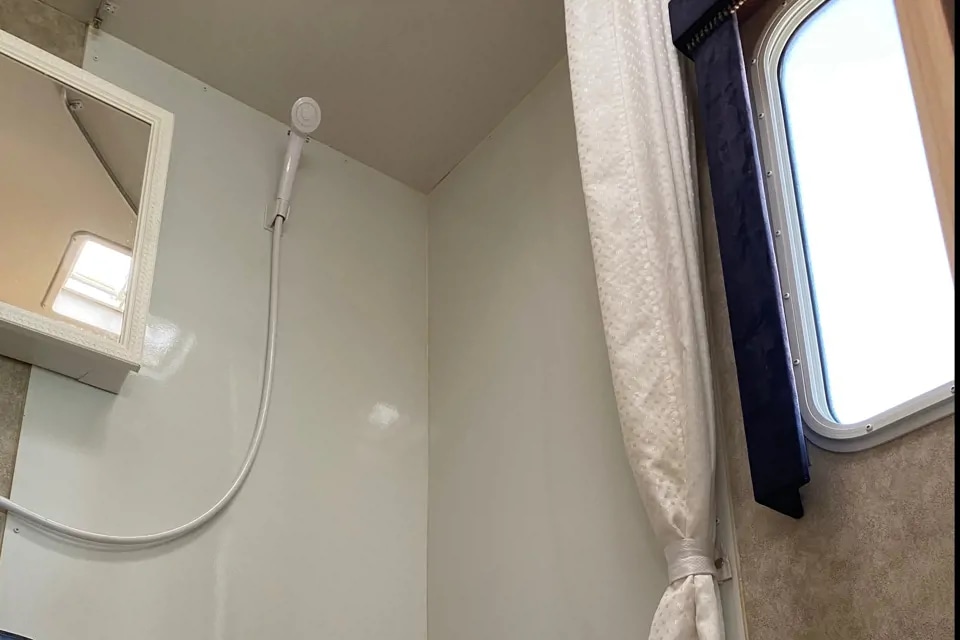 2010 Adventurer M-240DB View 5 - Calgary RV Rental Details