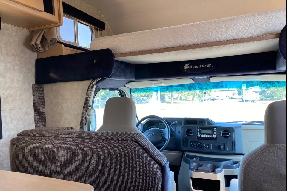 2010 Adventurer M-240DB View 4 - Calgary RV Rental Details