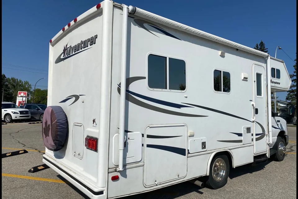 2010 Adventurer M-240DB View 3 - Calgary RV Rental Details