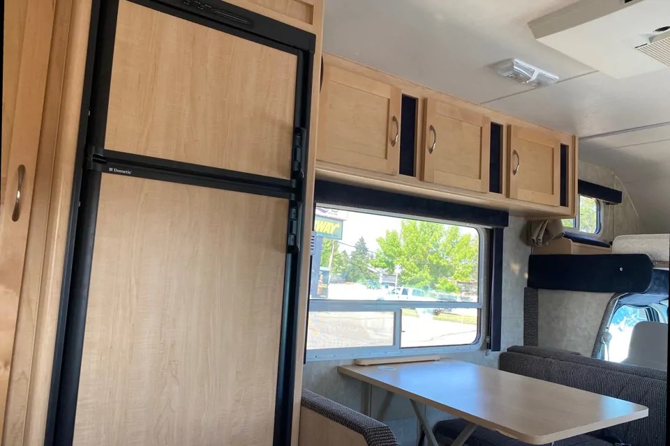 2010 Adventurer M-240DB View 11 - Calgary RV Rental Details