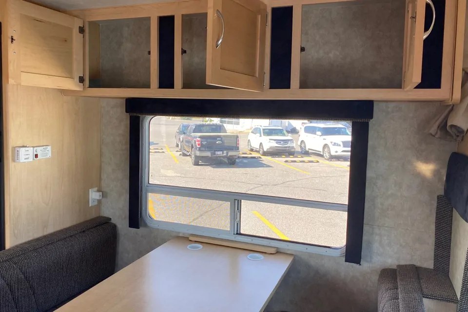 2010 Adventurer M-240DB View 13 - Calgary RV Rental Details
