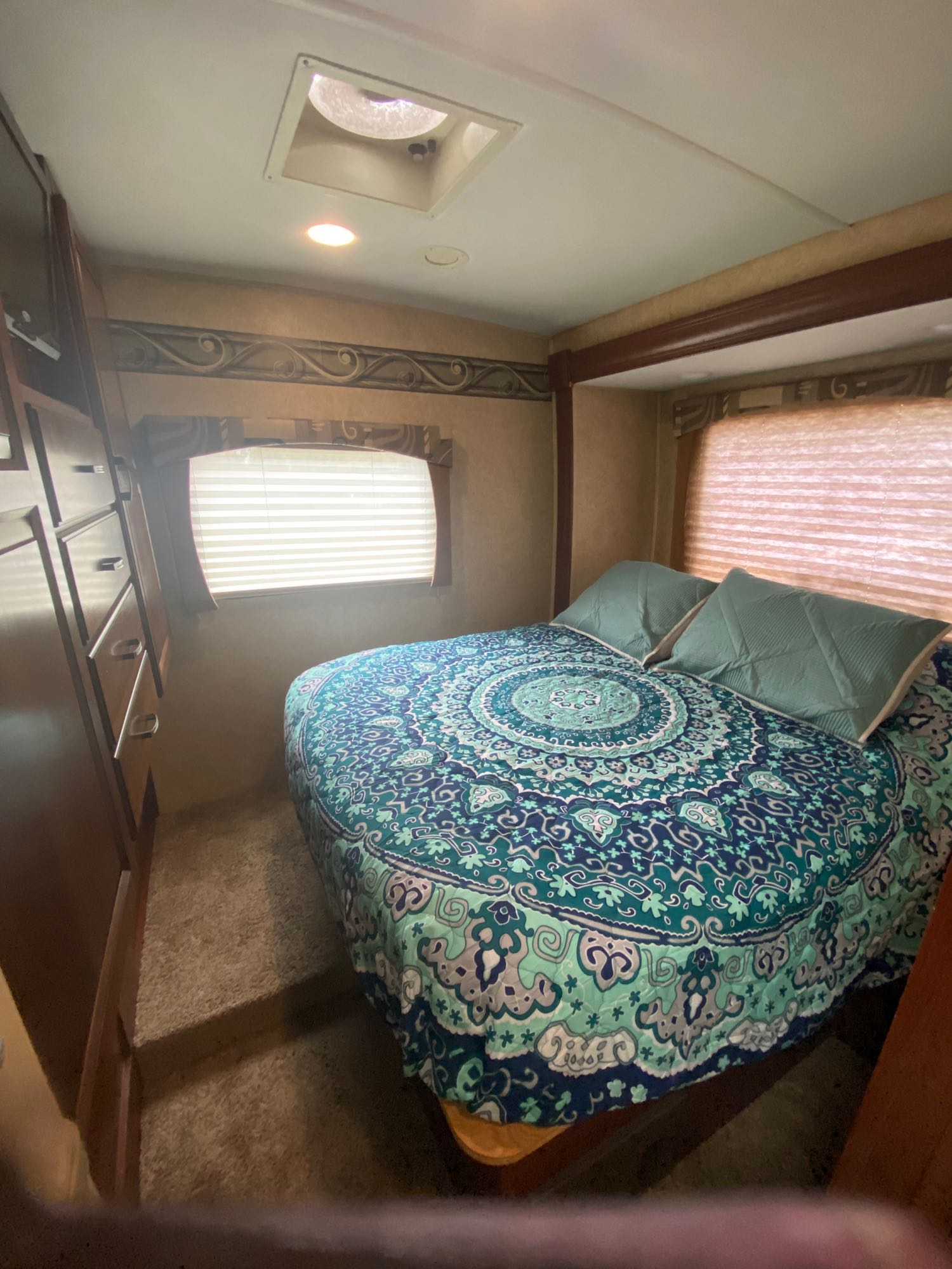 The bedroom slide opens up to a walk around bed for space and the deep mattress provides a comfortable night’s rest. . Forest River Lexington 283gts 2013