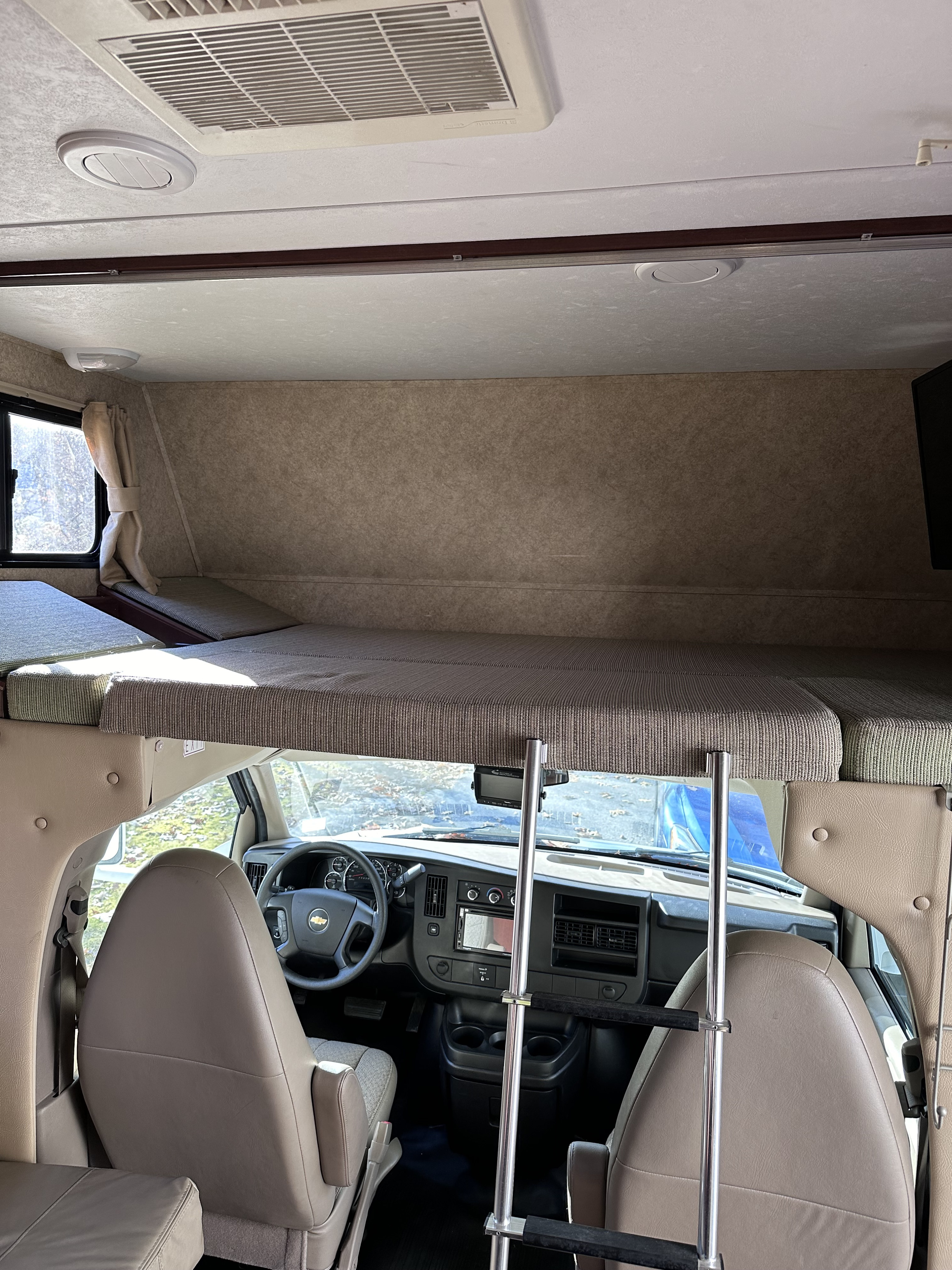 Full sized bunk bed.. Forest River Sunseeker LE 2014