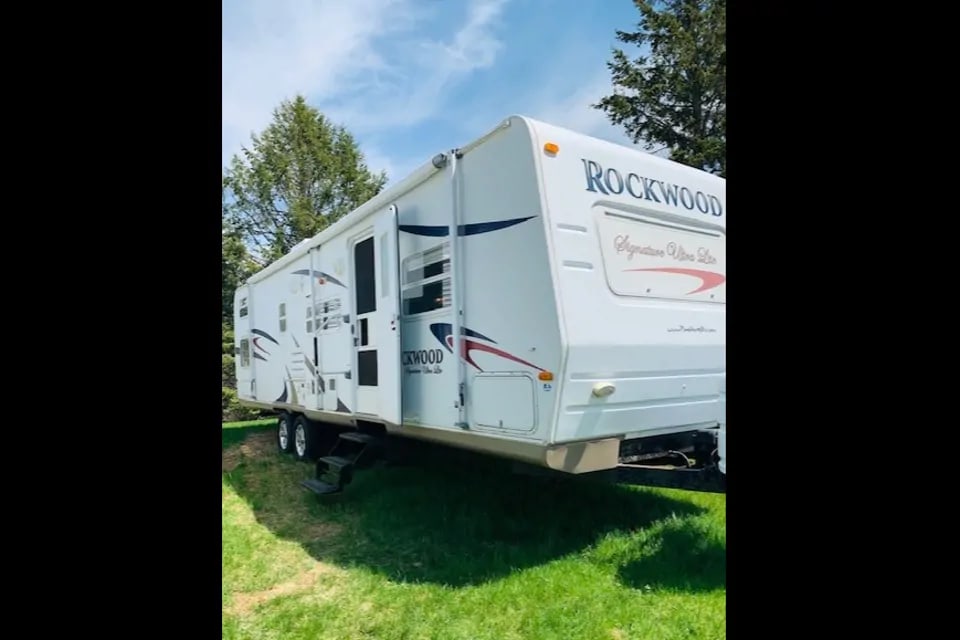 Beautiful Family RV with the complete extras