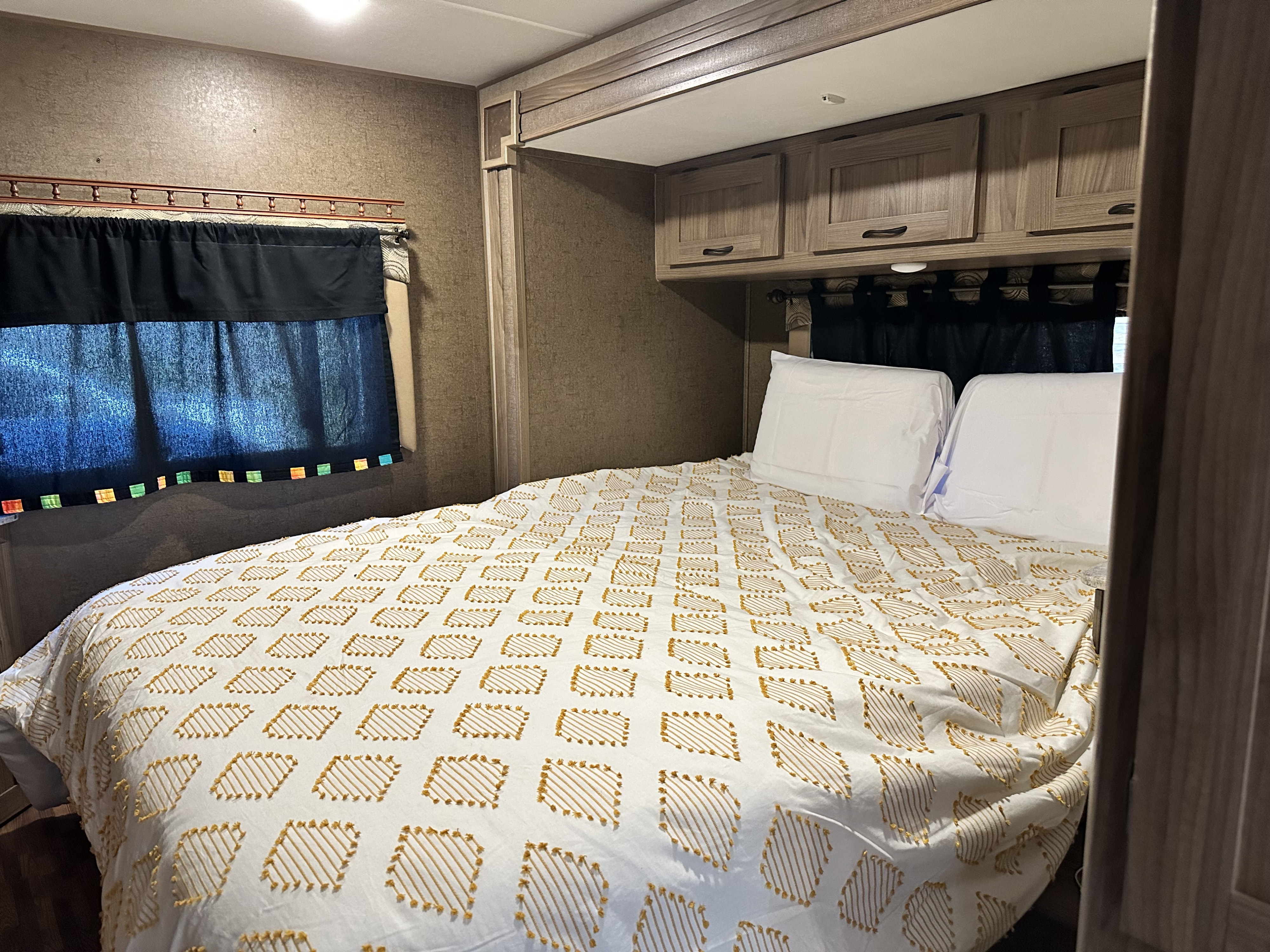 Queen bed. Coachmen Freelander 26RS 2017