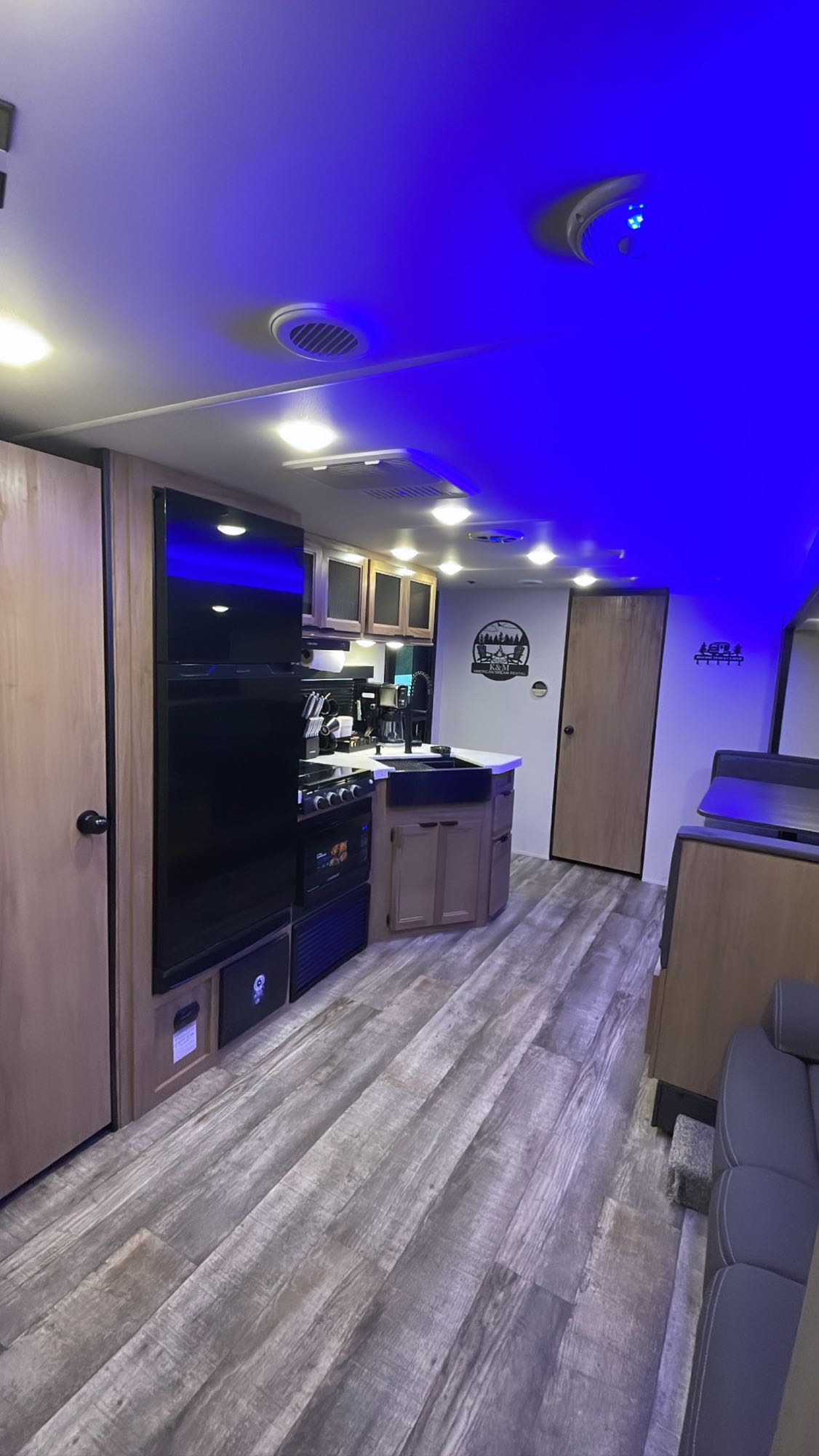 Luxury Grey Wolf RV | Sleeps 8 | Delivery, Setup & Wi-Fi Included