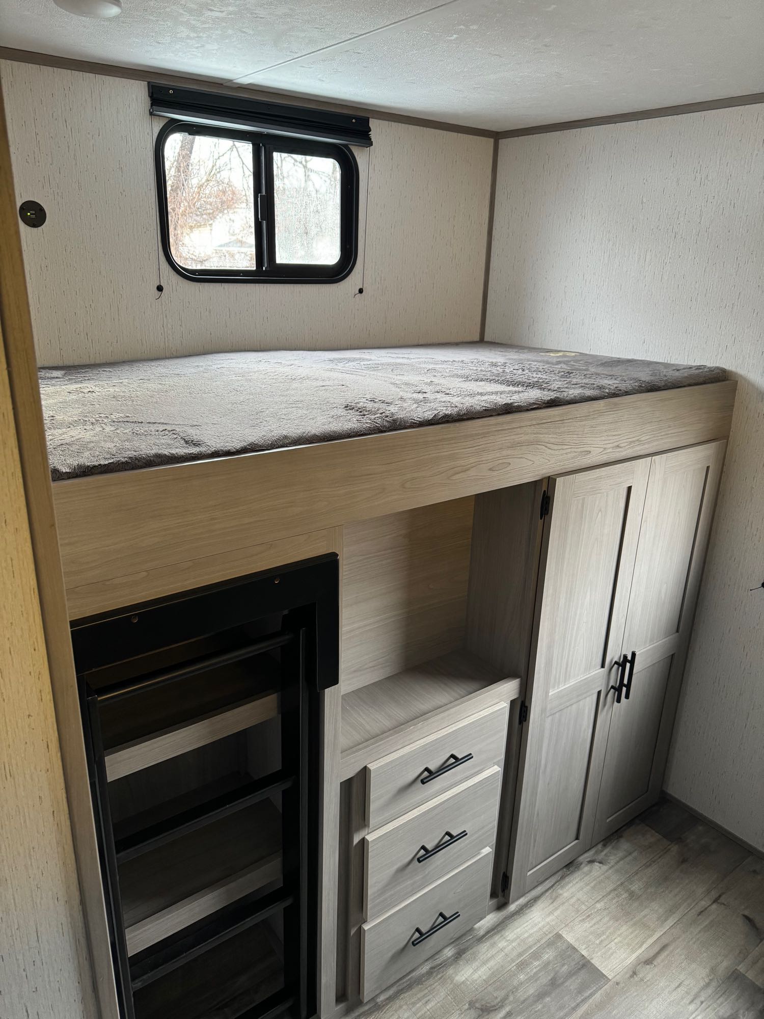 Twin bed. Coleman Lantern 337BH 2023