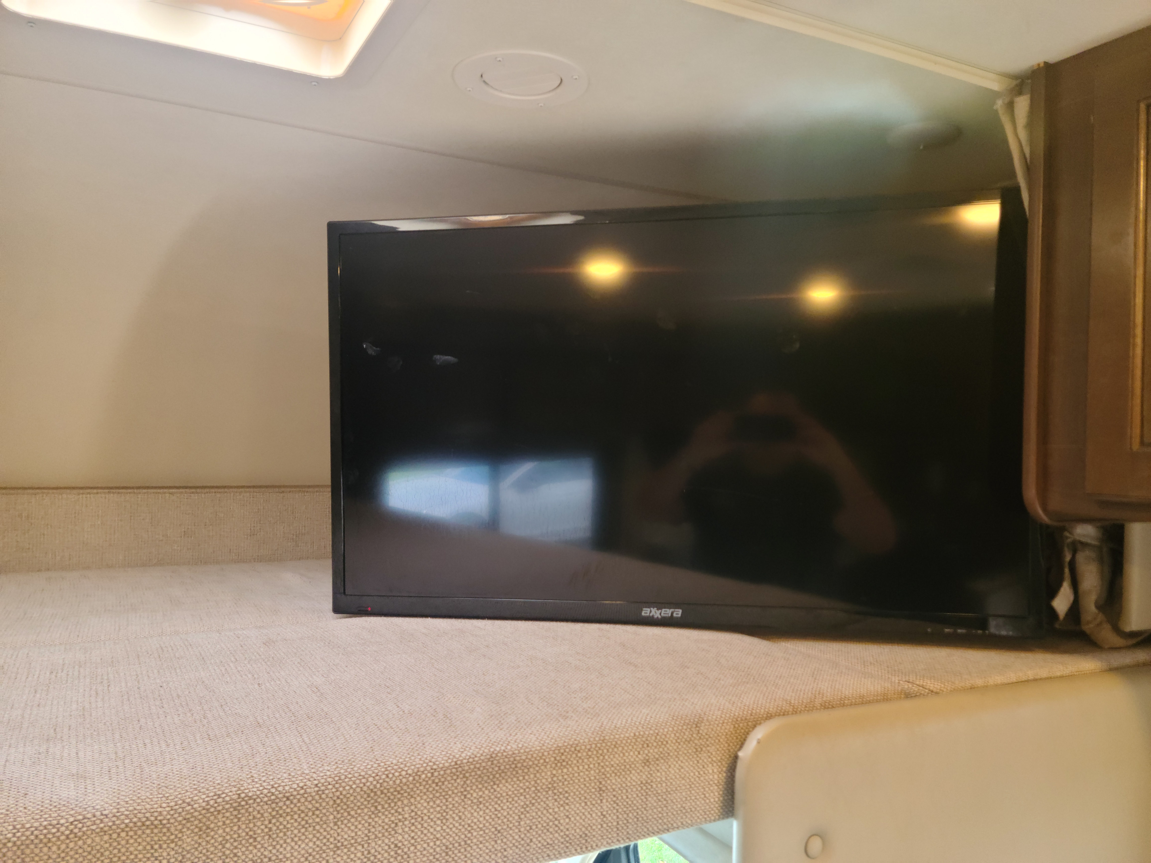 Over driver bunk & pull out TV. Thor Freedom Elite 2018