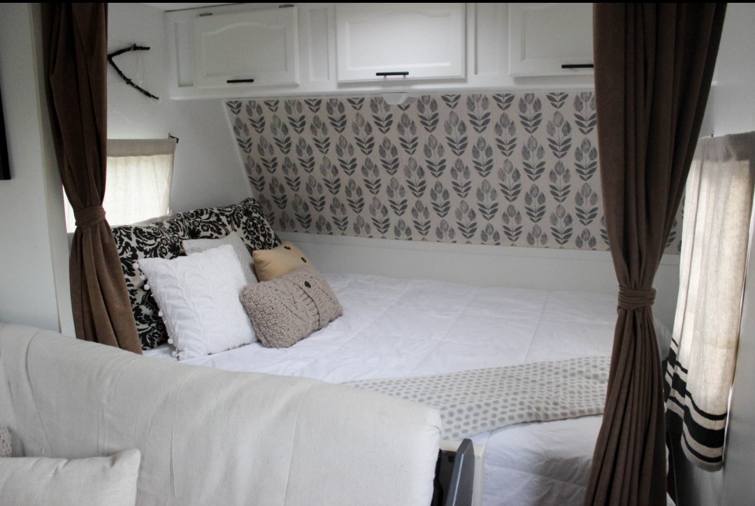 Queen bed. Gulf Stream Ameri-Lite 2007