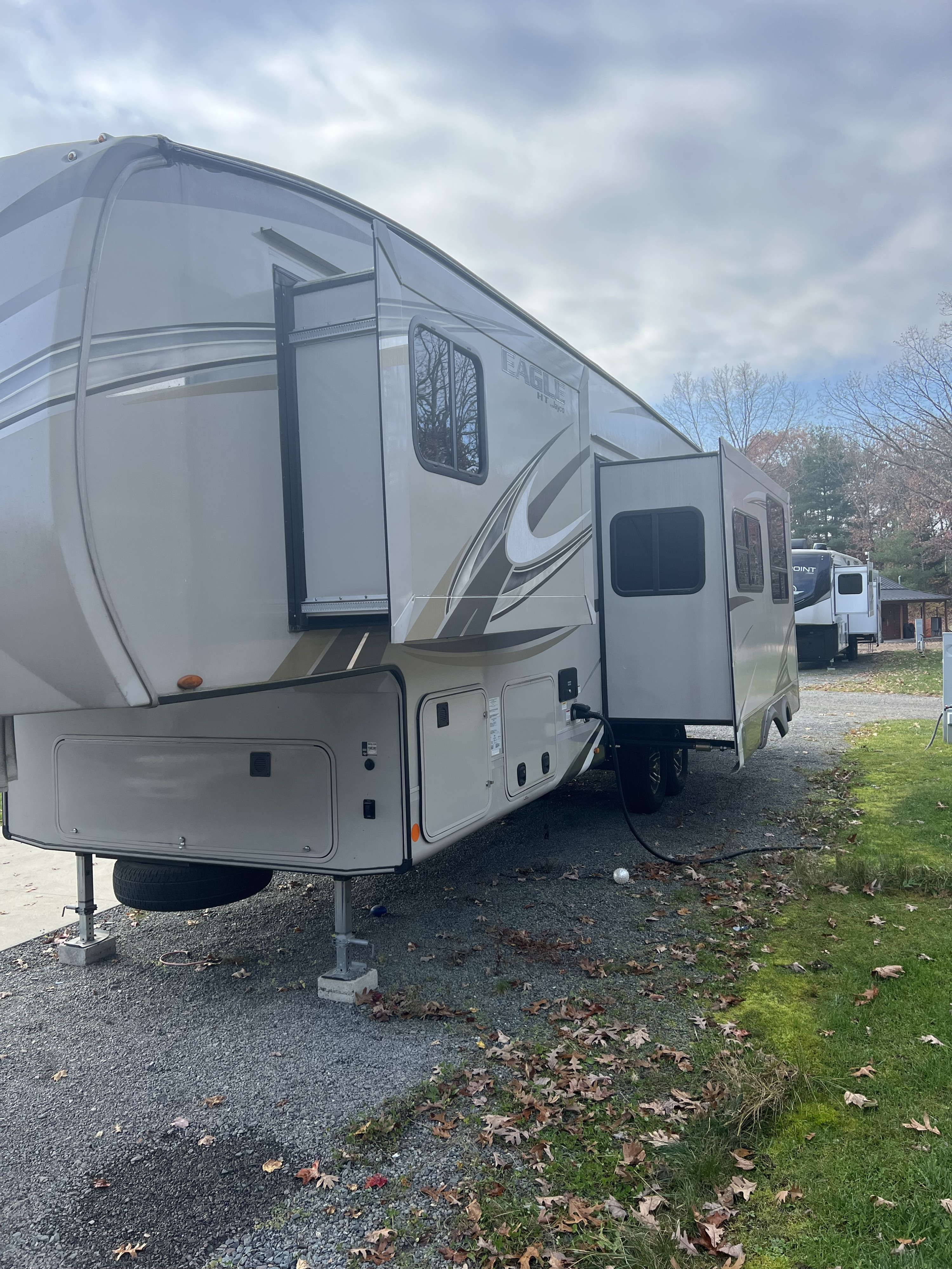 Fifth-wheel RV Rental 