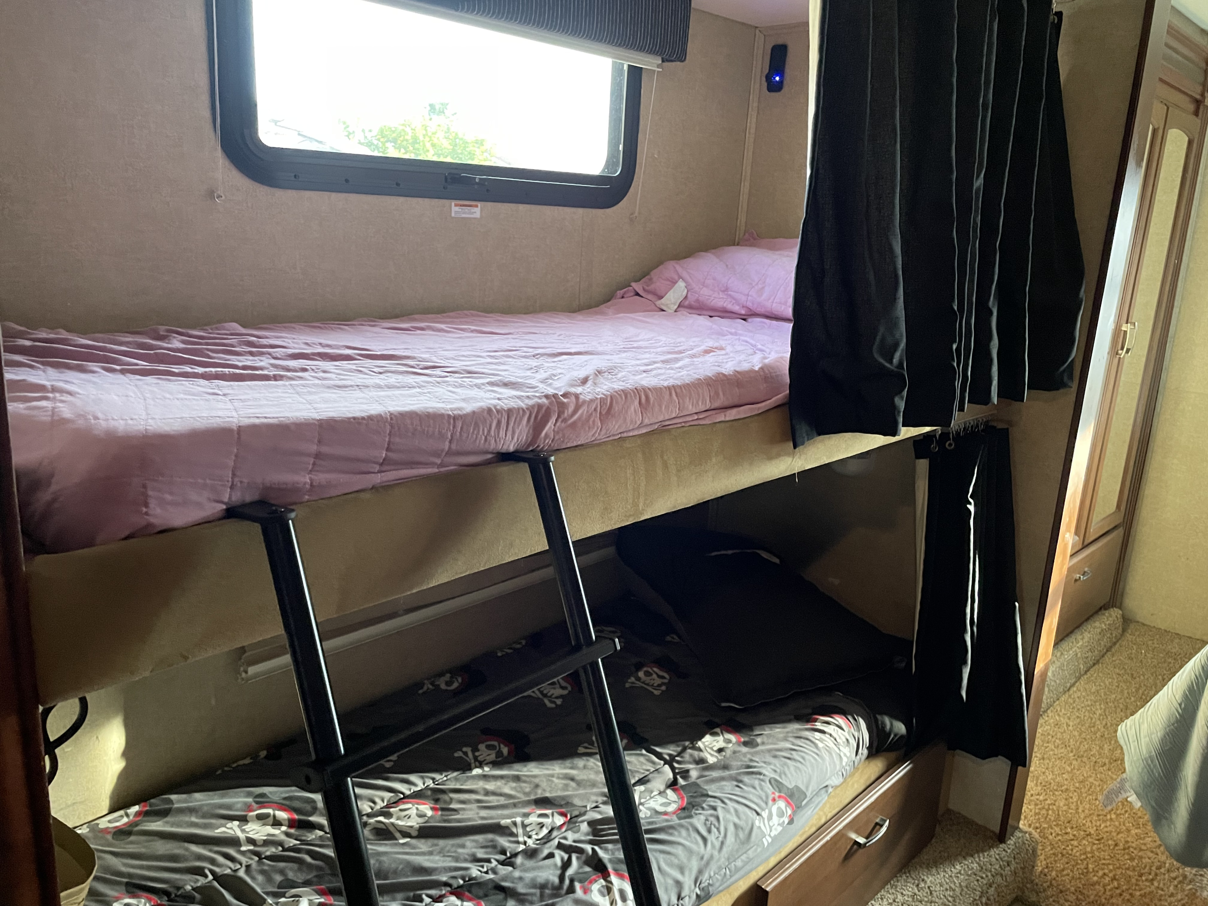 2 bunks . Jayco Greyhawk 2014