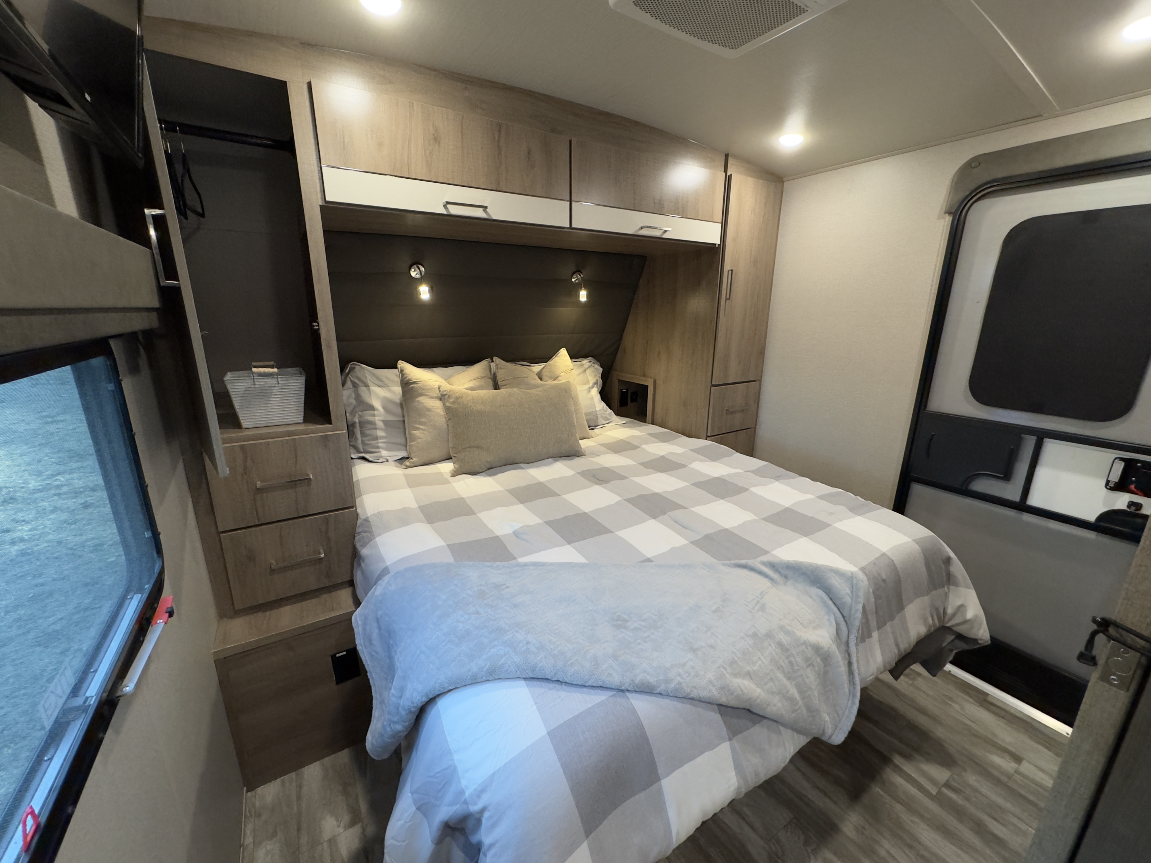 Private Owner's Suite. Grand Design Imagine 2022