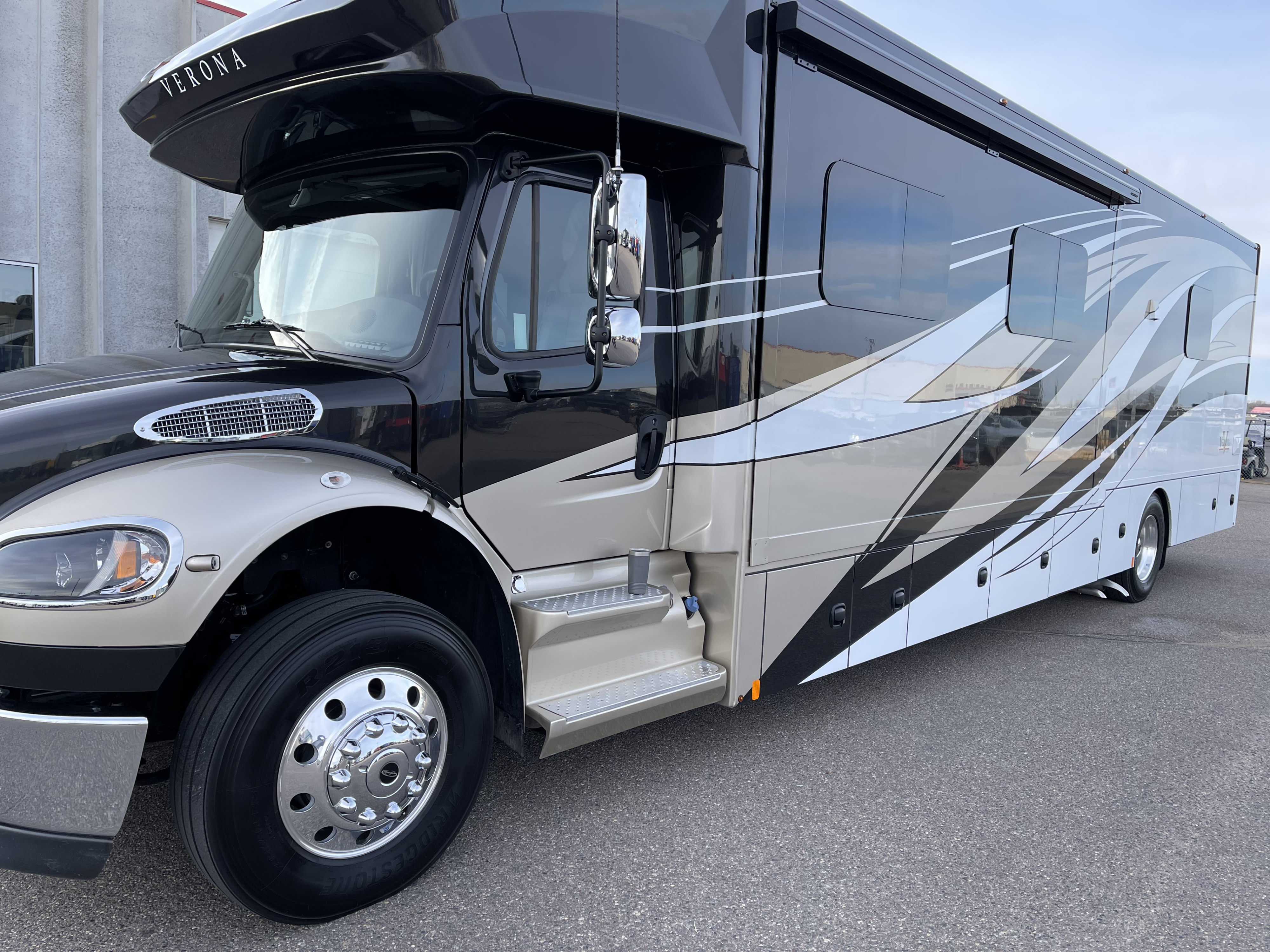 2022 Renegade Custom Coaches Verona  40 VRB