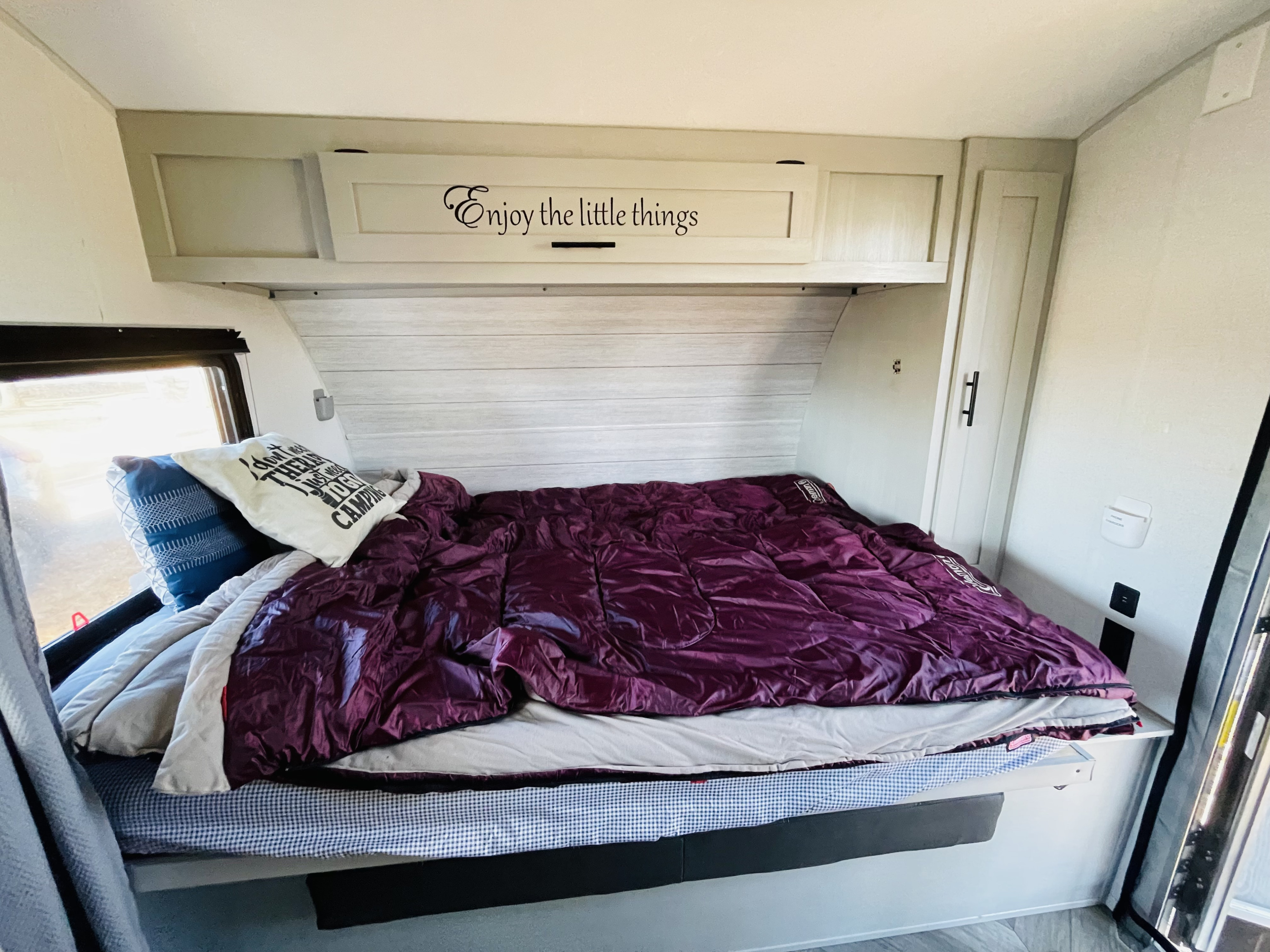 The full-size bed.. Forest River Salem FSX PLATINUM 2021