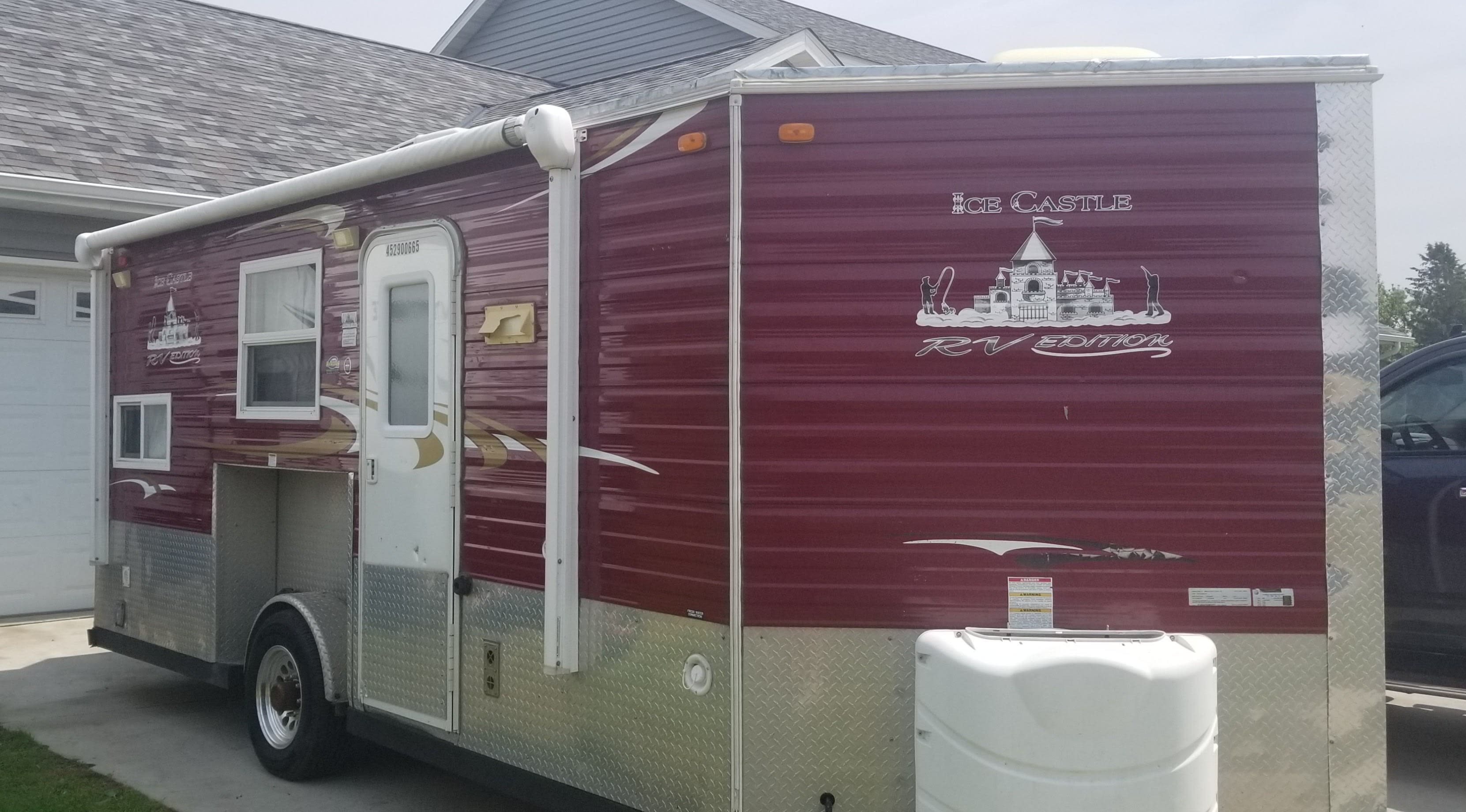 2016 Ice Castle Fish House RV Edition