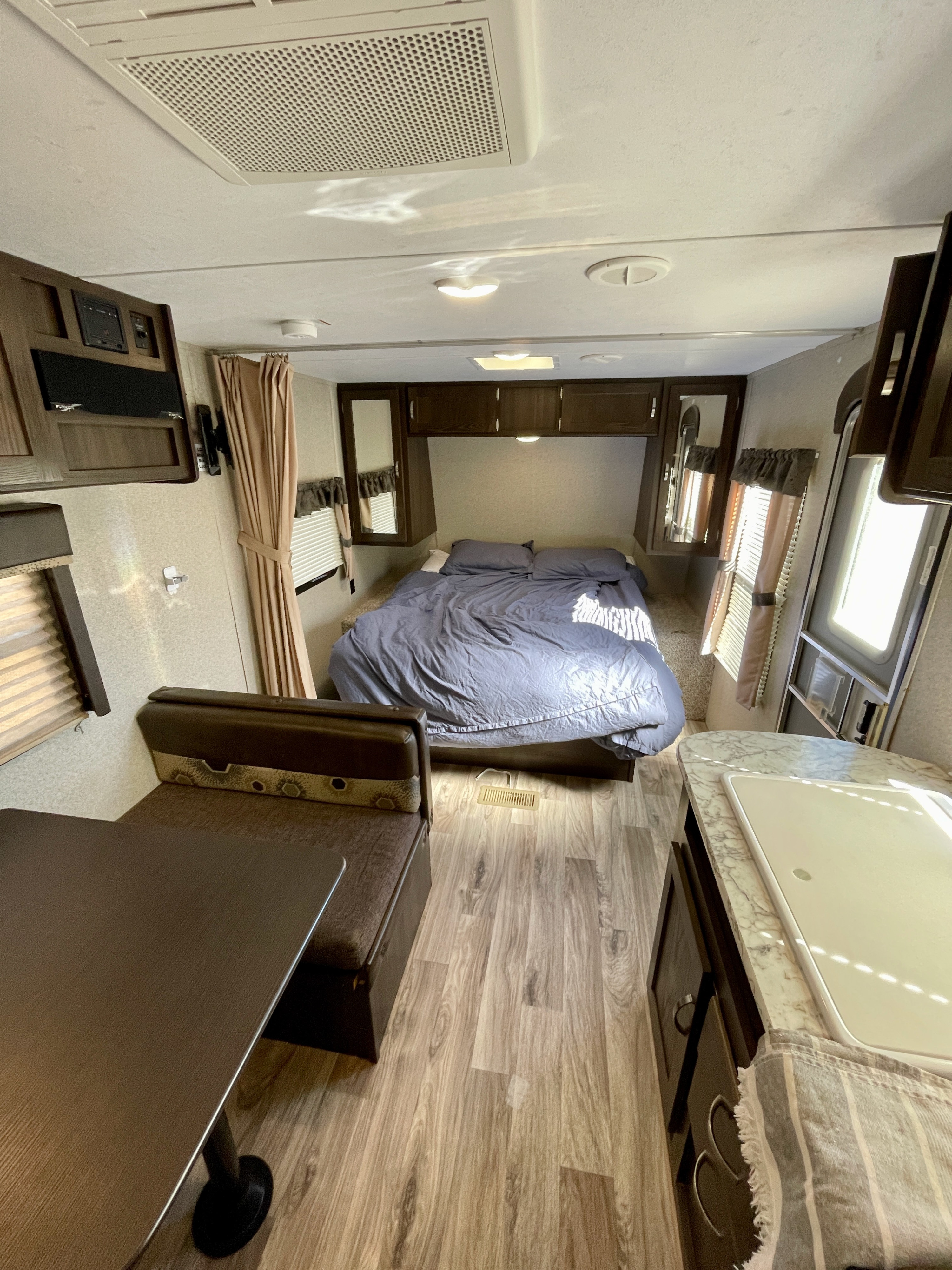 Step into this well-appointed RV rental! Features include a cozy bed, dinette, and compact kitchen.. Keystone RV Springdale Eco-Lite 2018