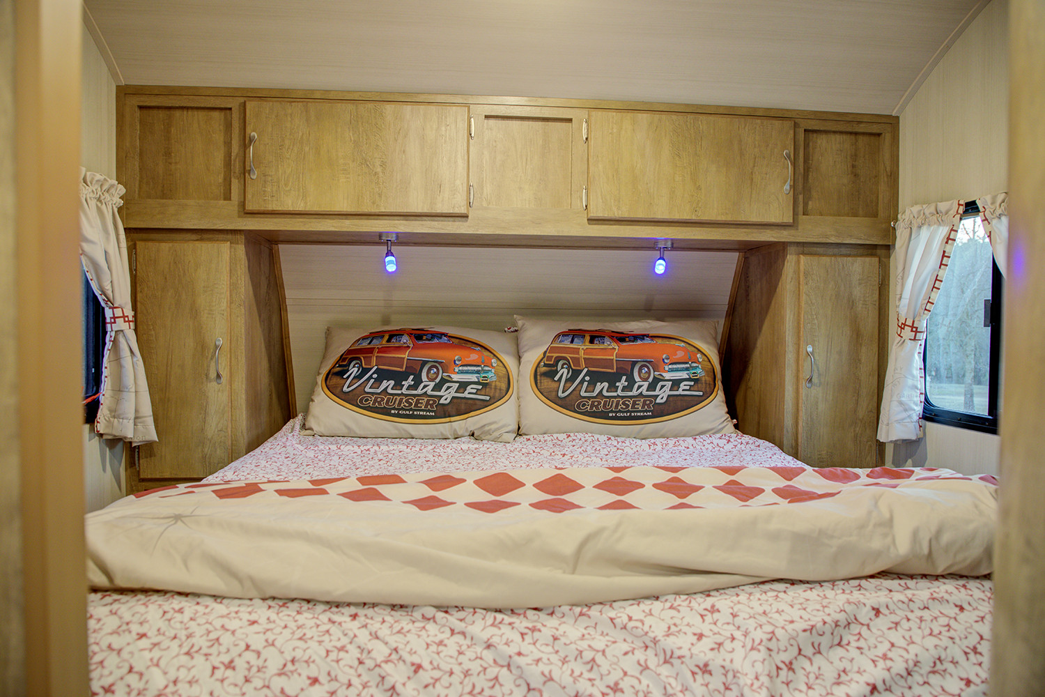 Relax in this RV rental bedroom: comfy bed, Vintage Cruiser pillows, and ample wooden storage. Perfect for travel.. Gulf Stream Vintage Cruiser 2022