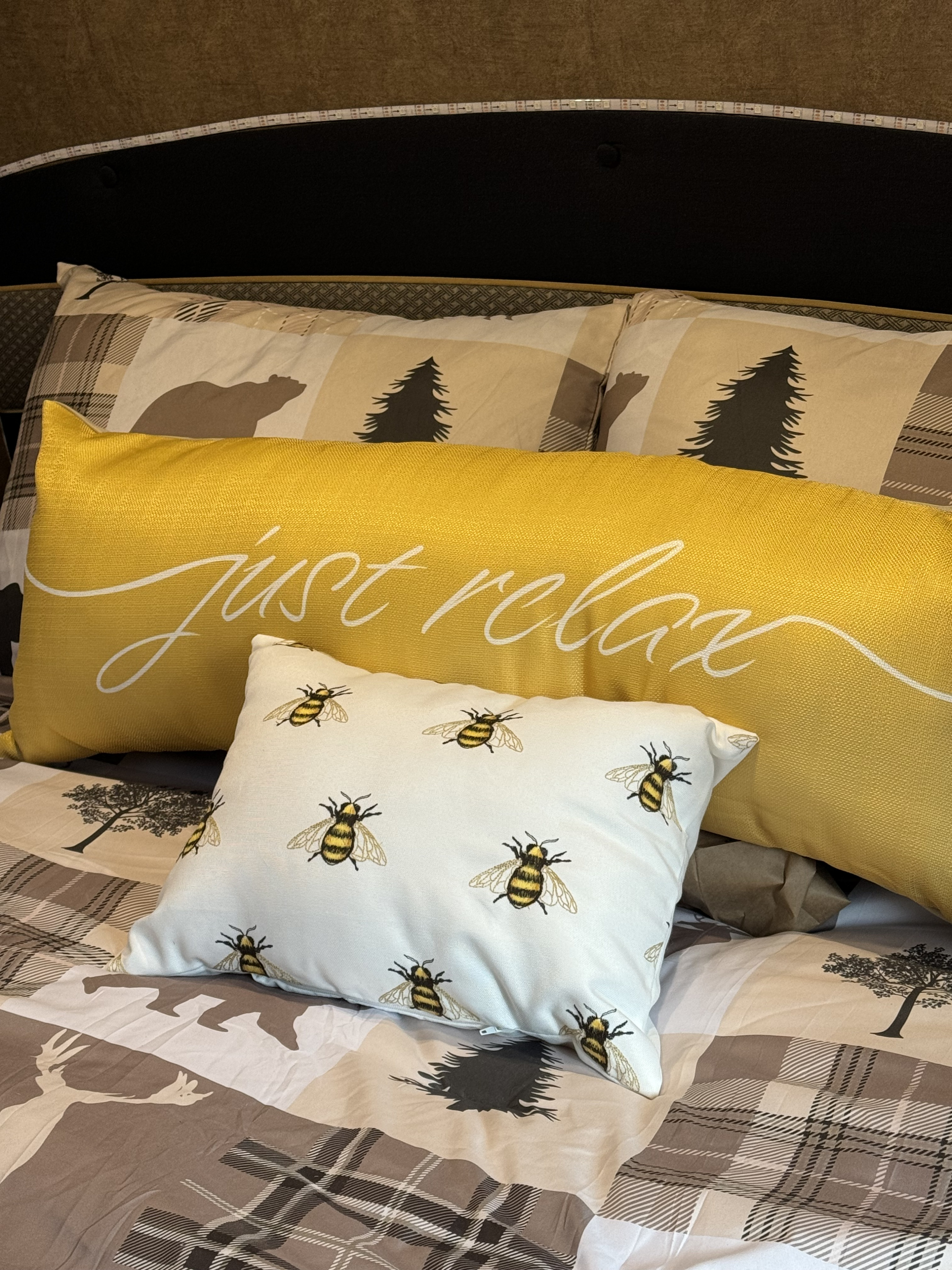 "Just relax" yellow pillow, bee pillow, and plaid bear/tree bedding create a cozy RV rental.. Jayco Jay Flight 2014