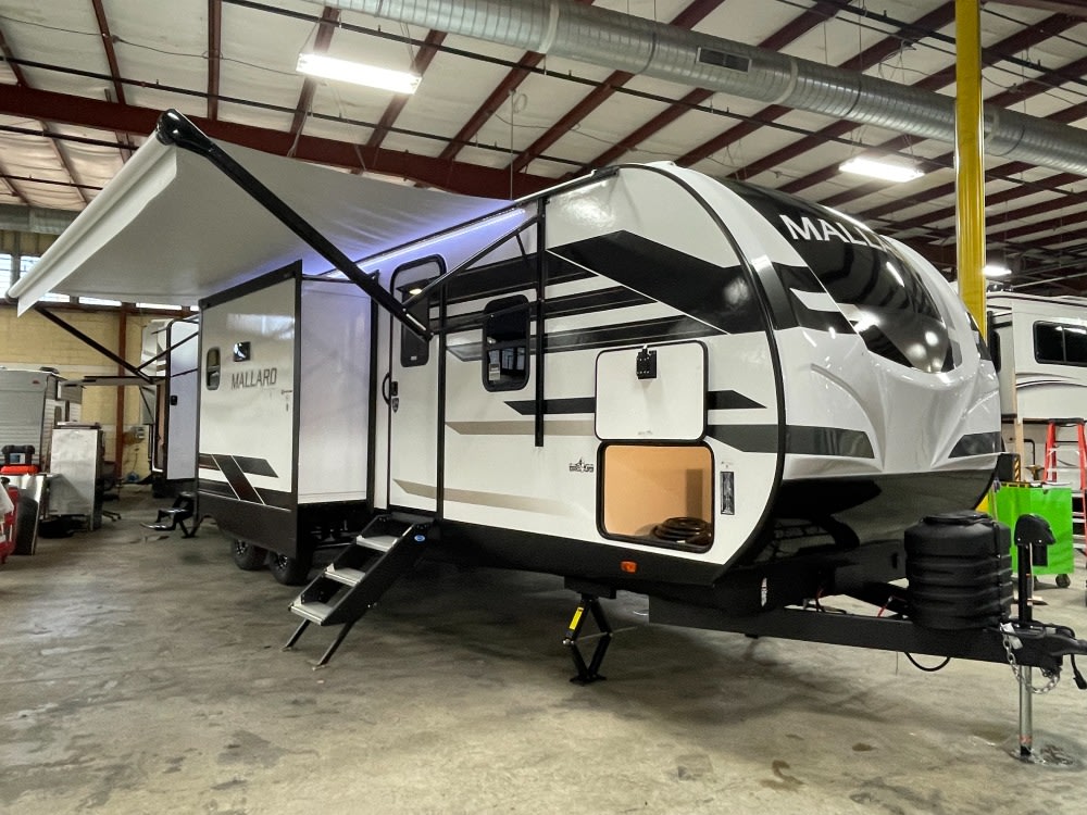 *** Super Clean & Spacious 2023 Heartland Mallard M33 w. 3 slides ***