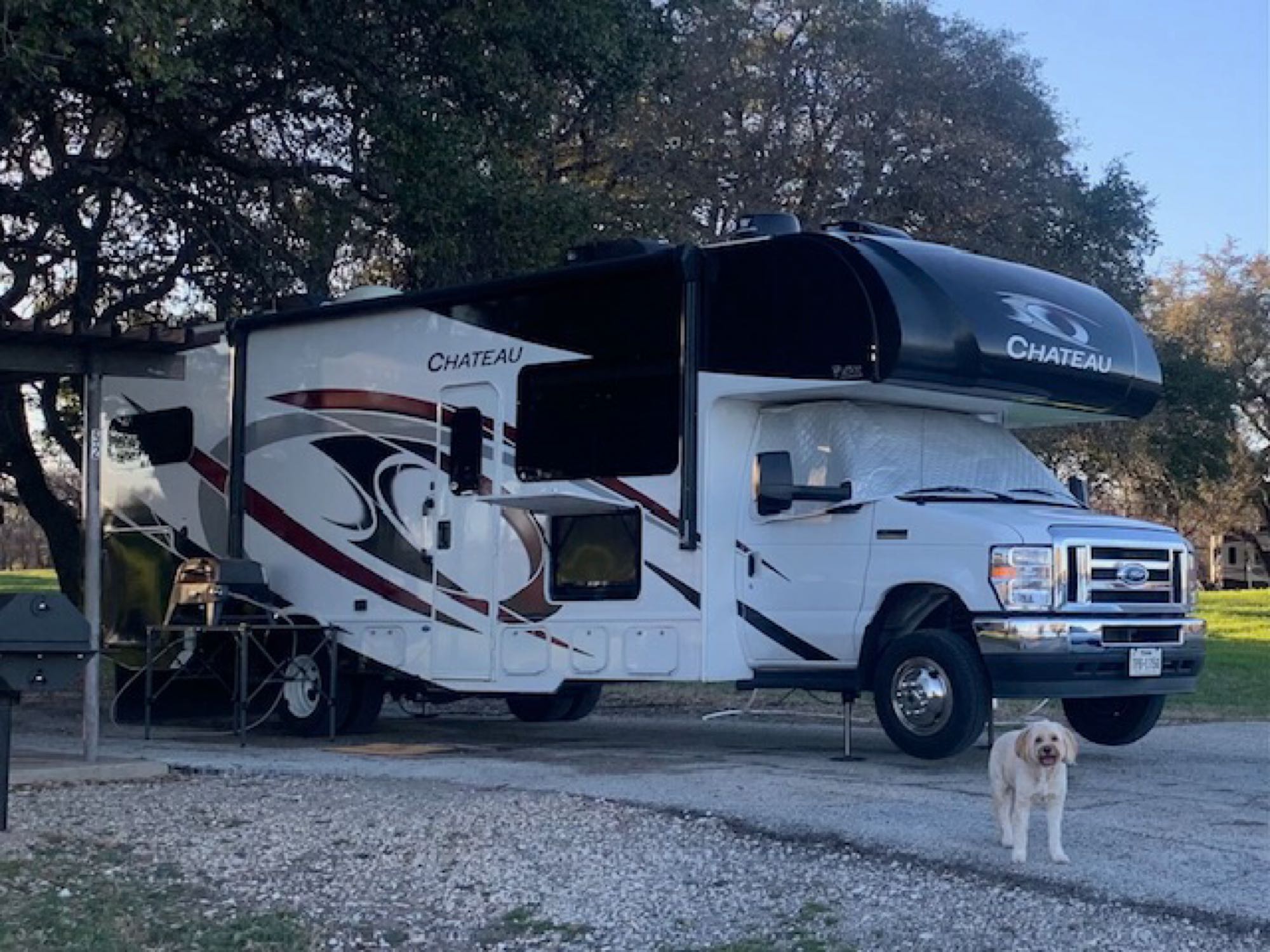 2021 31ft Thor Chateau - Family & Pet Friendly