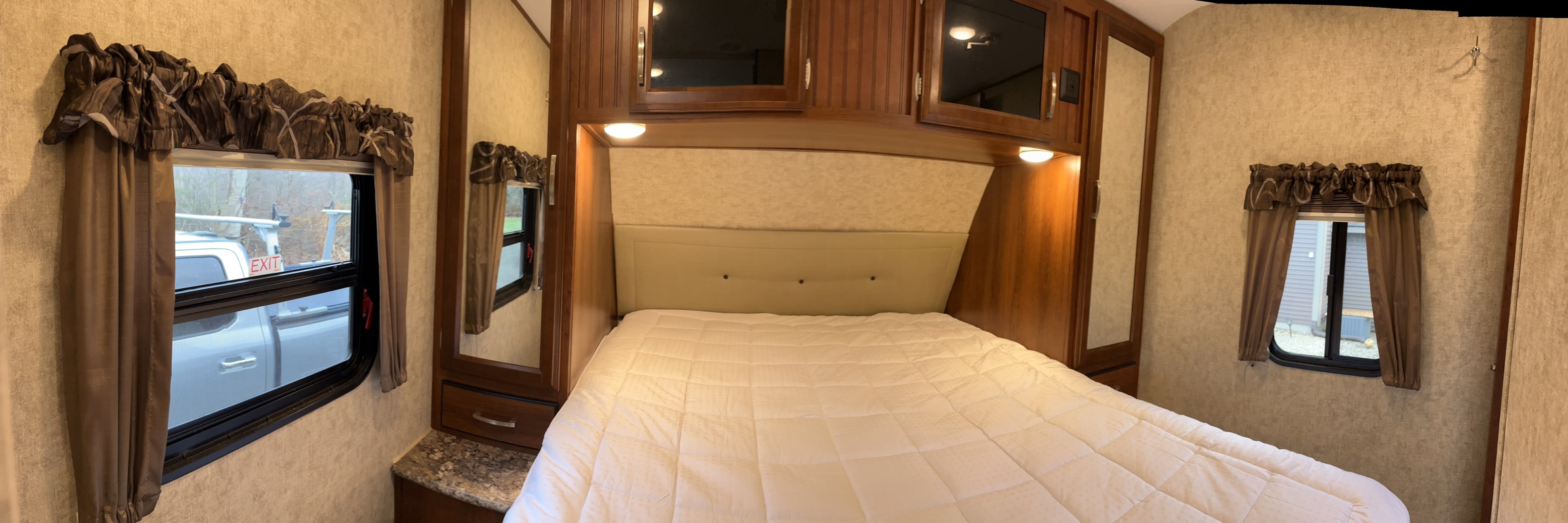 Queen bed. Forest River Wildcat 2017