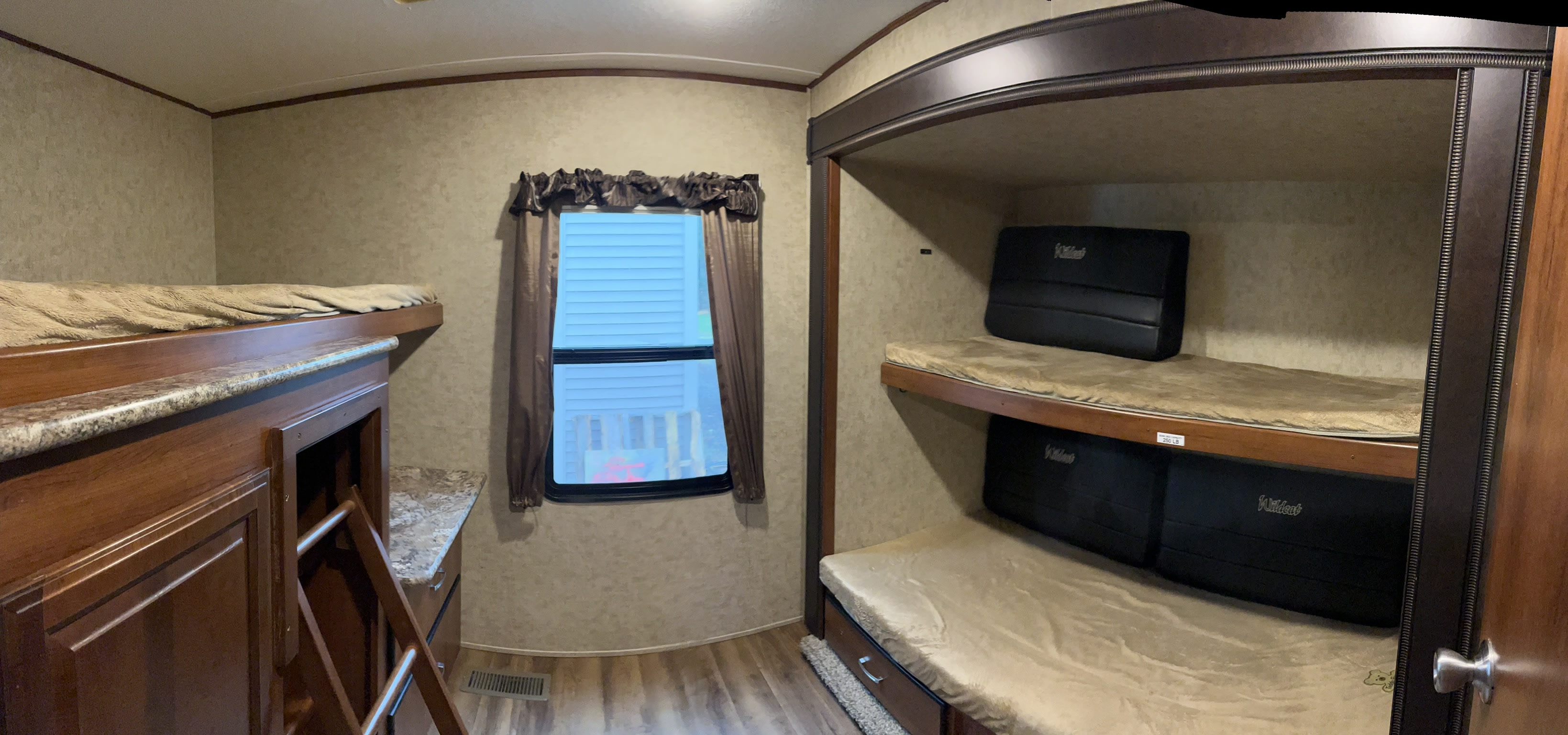 Bunk room . Forest River Wildcat 2017