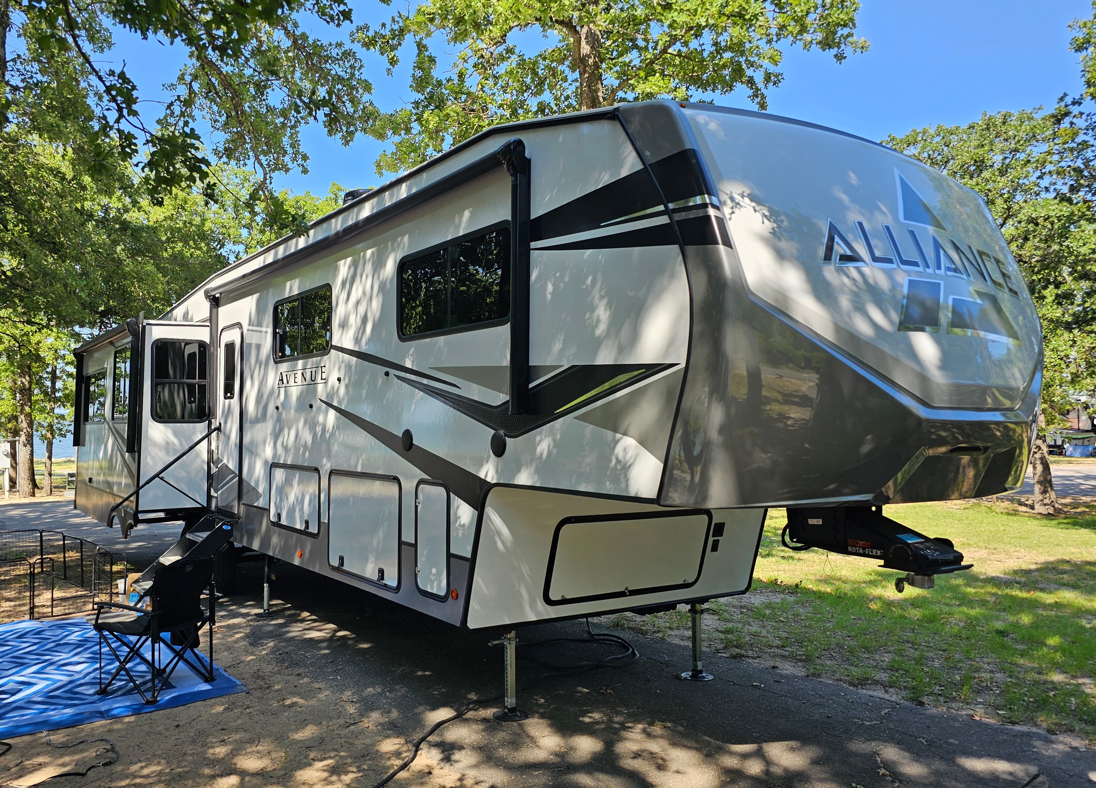Spacious mid-bunkhouse floorplan - 2023 Alliance Avenue 37MBR