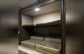 This RV rental offers a practical bunk bed setup: an upper bed and two lower sofa beds, ideal for maximizing sleeping space.. Keystone RV Bullet Premier 2016