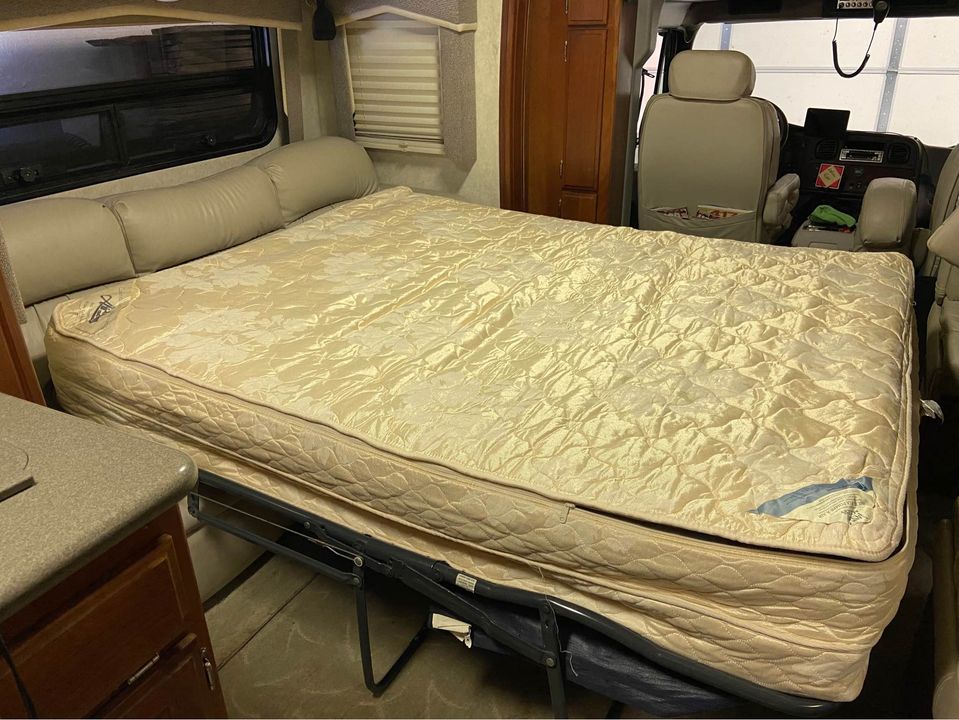 Large, Queen-size pull-out air flow, air mattress, fully extended and inflated., . Dynamax-Dynaquest-260ST Dynaquest-260ST 2007