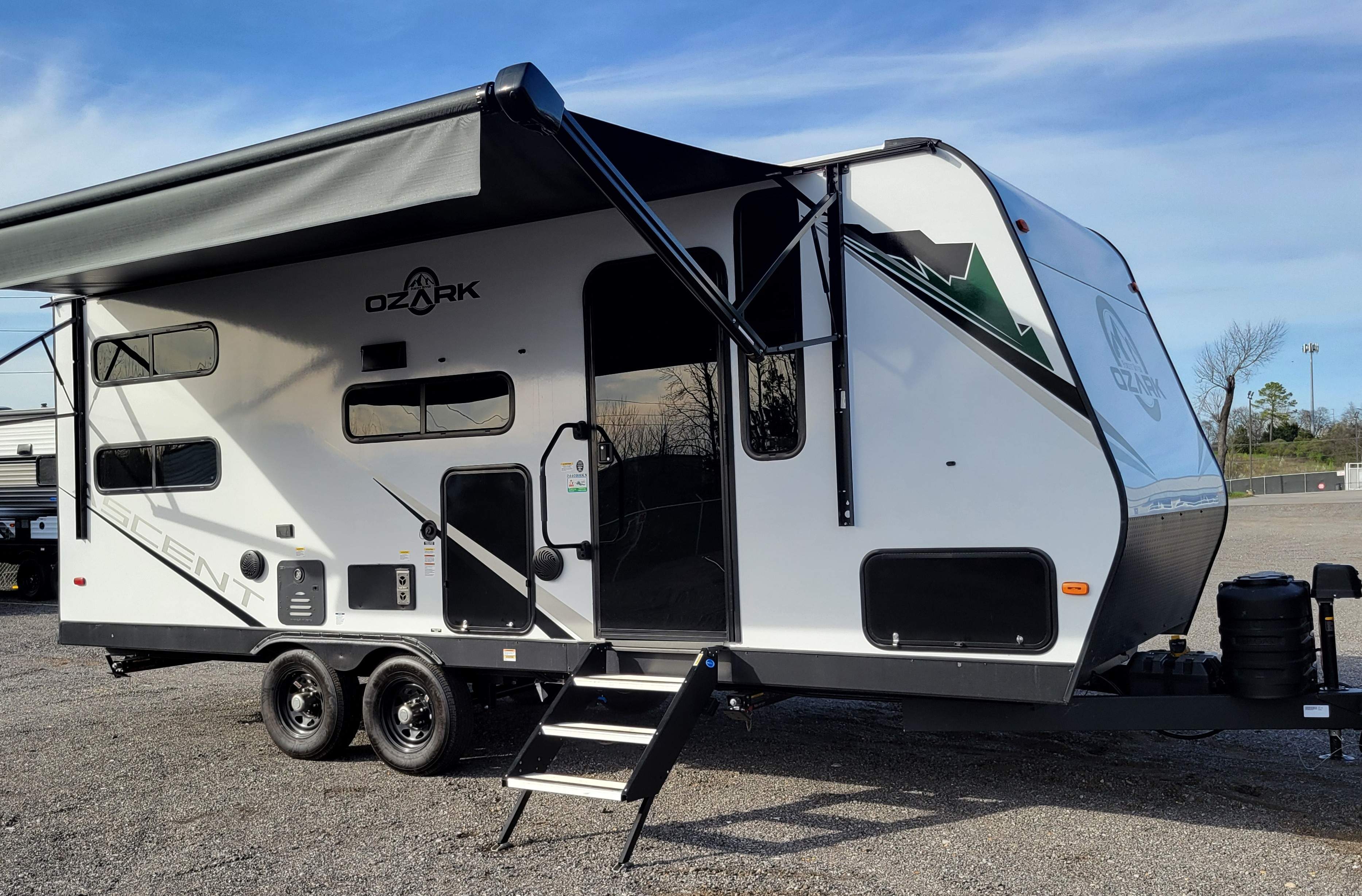 TN Traveler / Lightweight & Easy to Tow • Sleeps 4-6 • Mini Toy Hauler