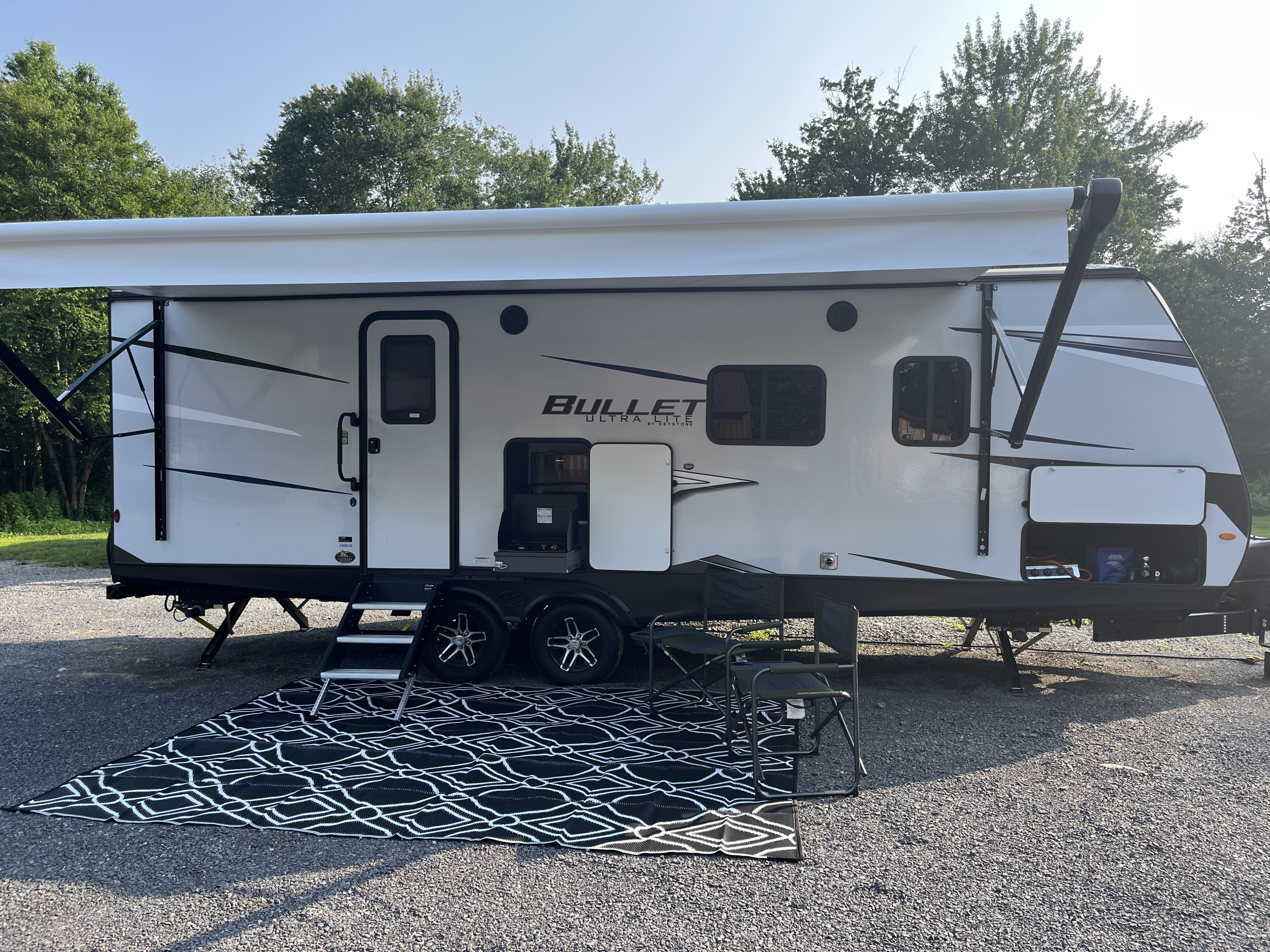 Cabin Fever Cottages - 2022 Keystone Bullet Ultra Lite 250BHS