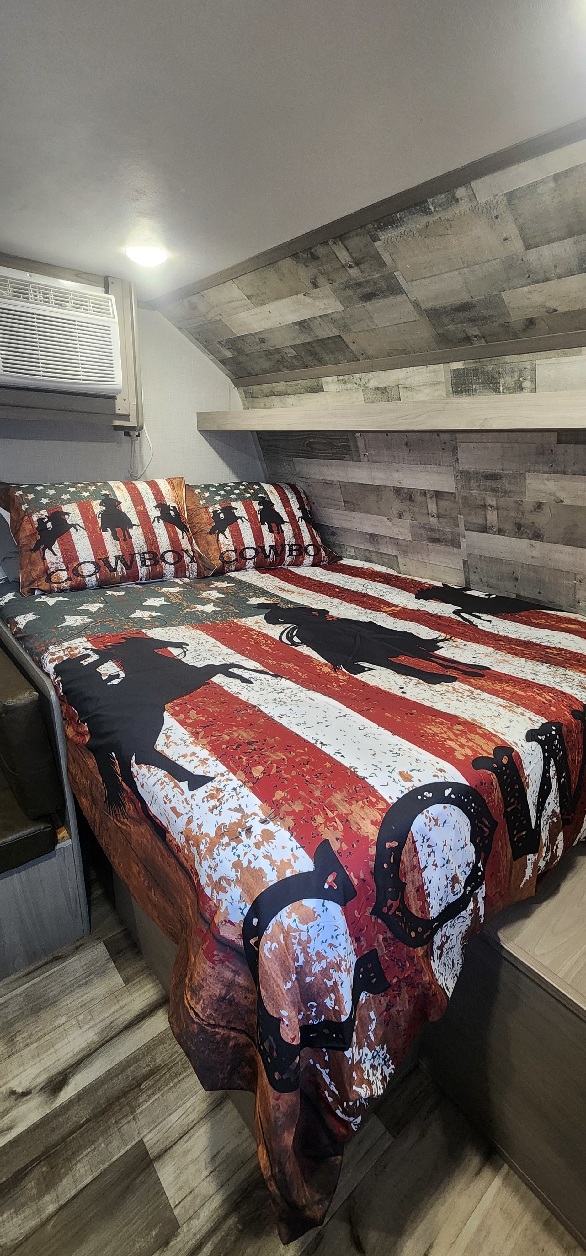 Queen bed. Dutchmen Coleman Lantern LT 2022