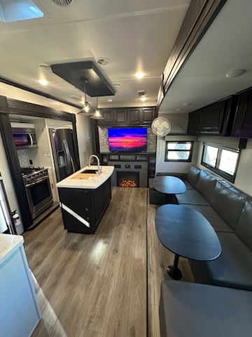 Fifth-wheel RV Rental 