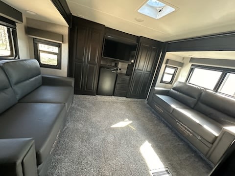 Fifth-wheel RV Rental 