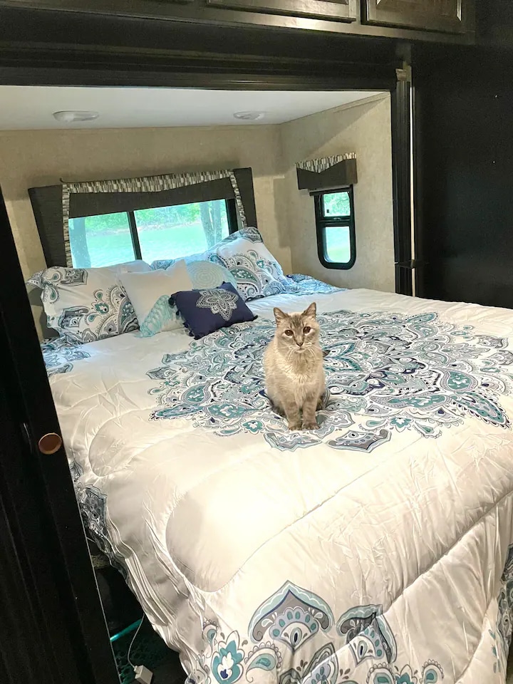 Rest in this private master suite with King bed (cuddly kitty not included). Forest River Georgetown XL 369DS 2015
