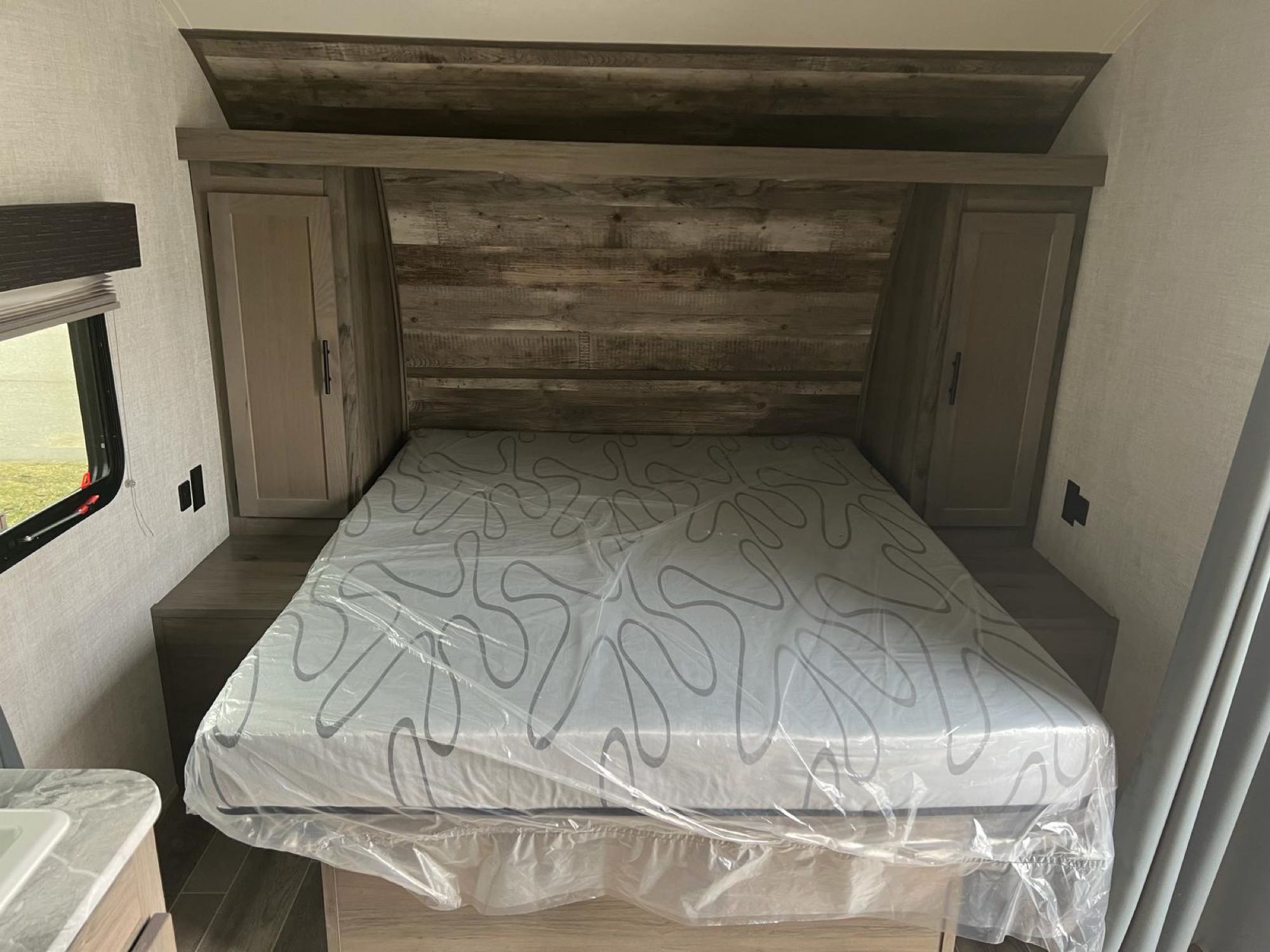 Queen size bed . Gulf Stream Grand River 25 BH 2021