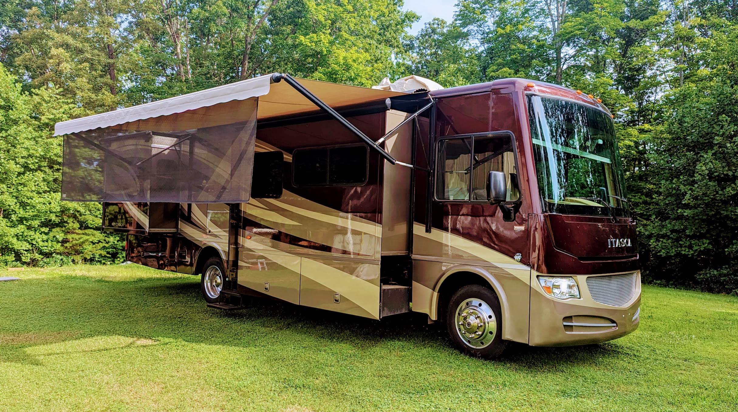 Miss Daisy - 2014 Itasca Sunova 33C - Comfort and Space