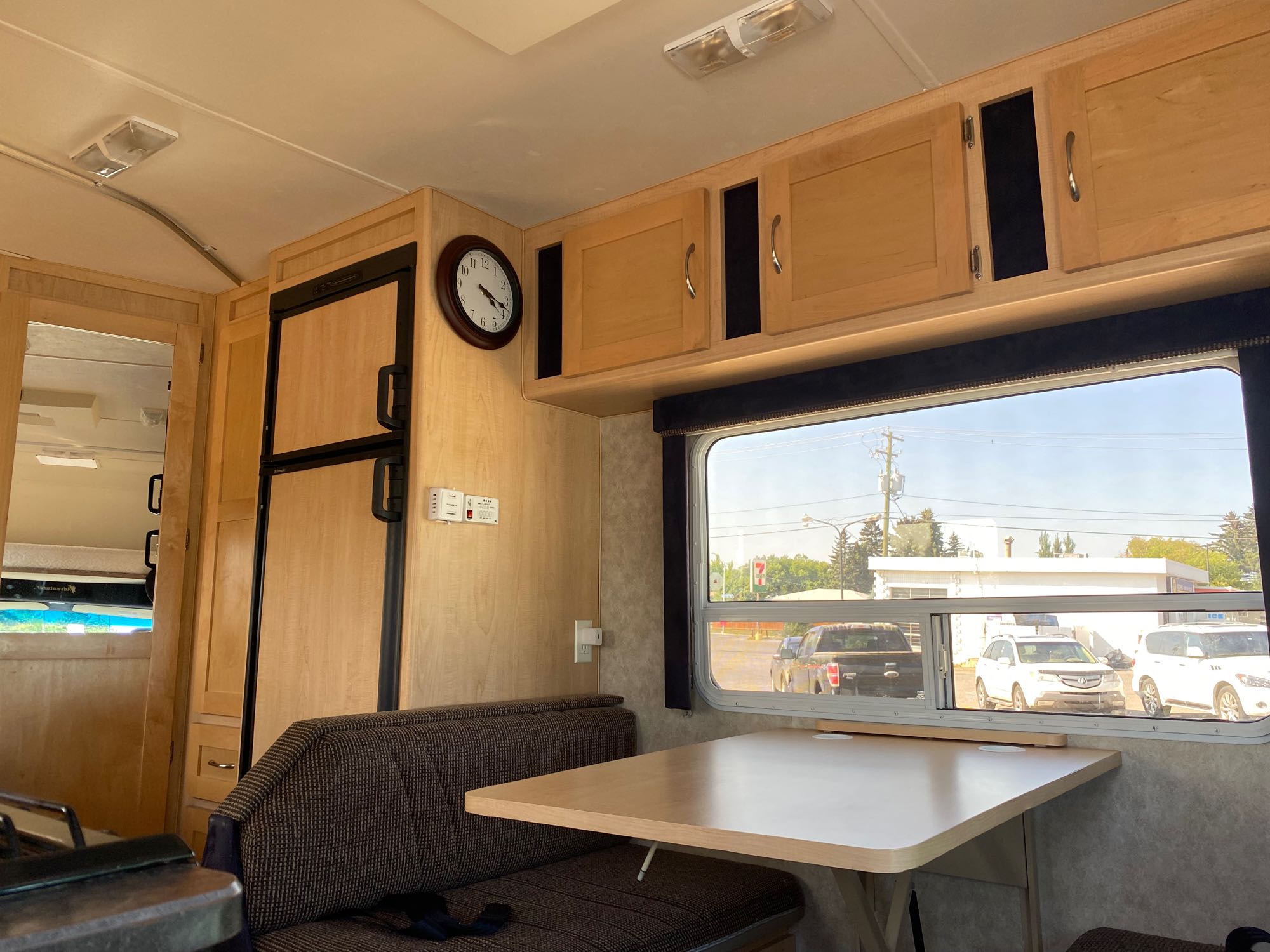 2010 Adventurer M-240DB View 14 - Calgary RV Rental Details