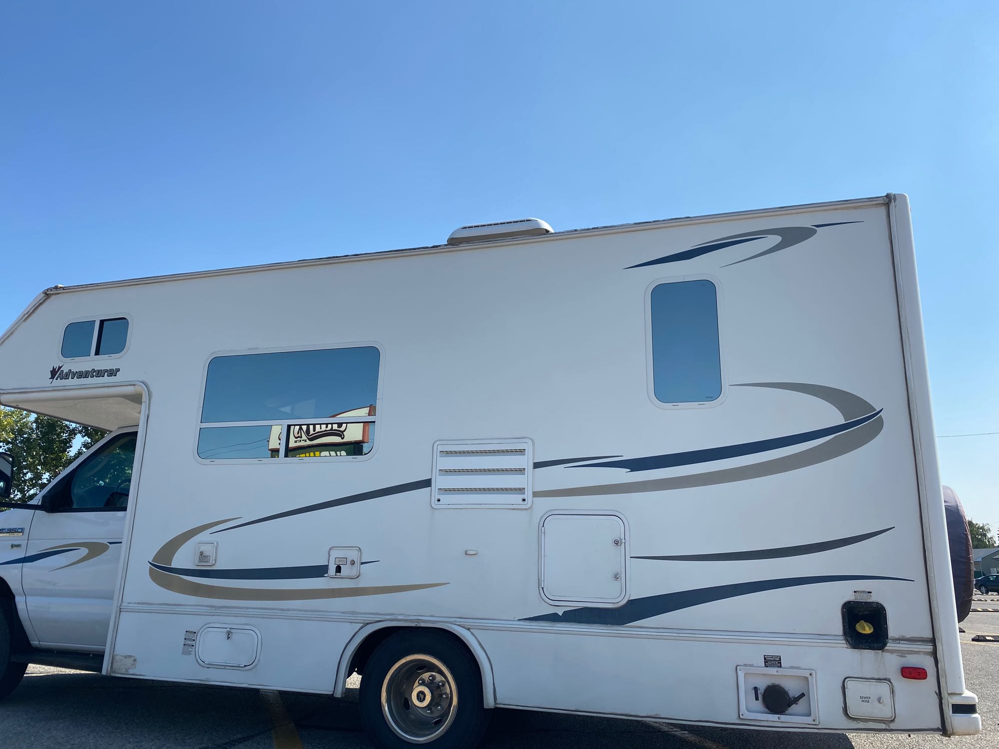 2010 Adventurer M-240DB View 16 - Calgary RV Rental Details