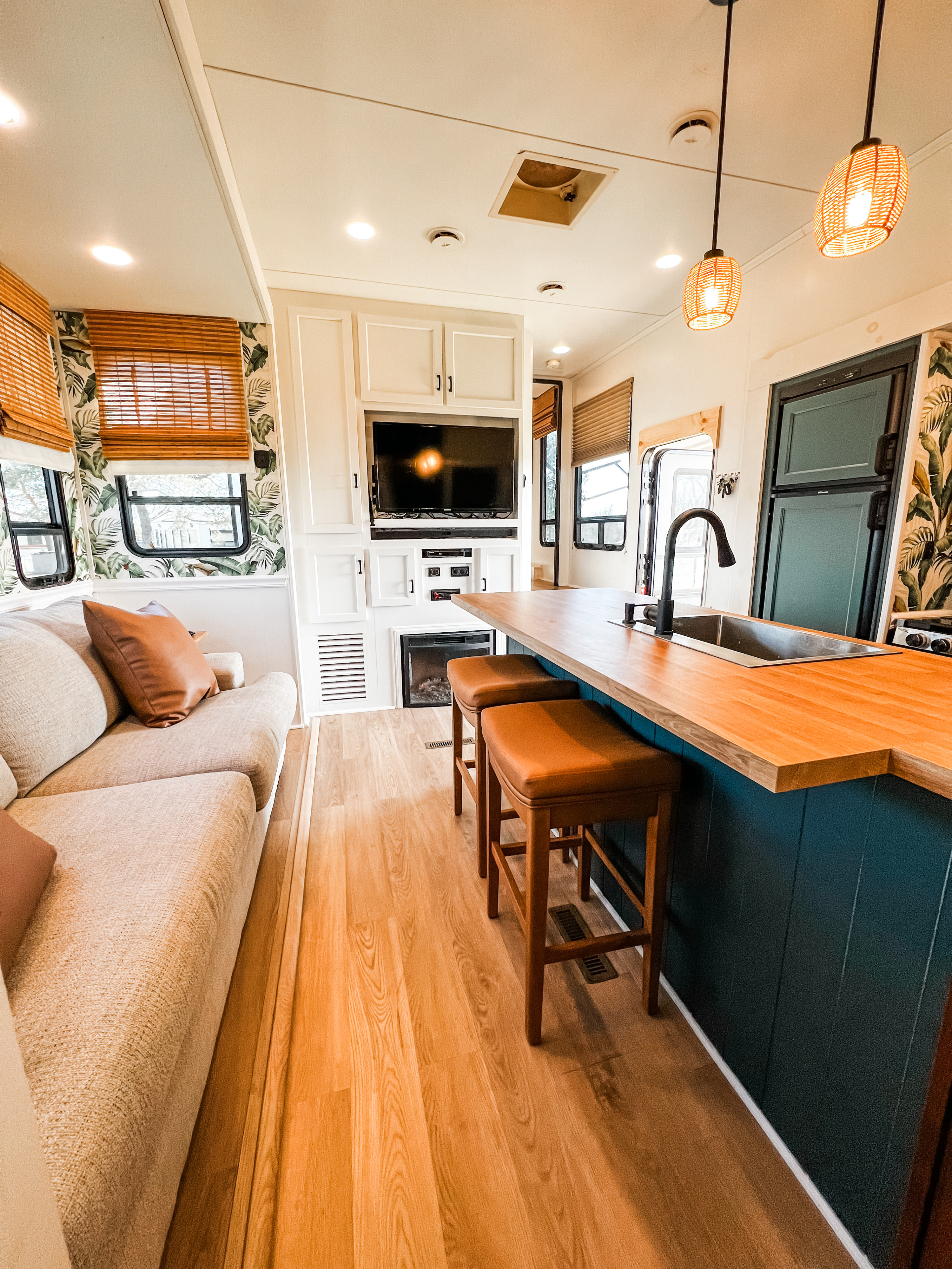 Fifth-wheel RV Rental 