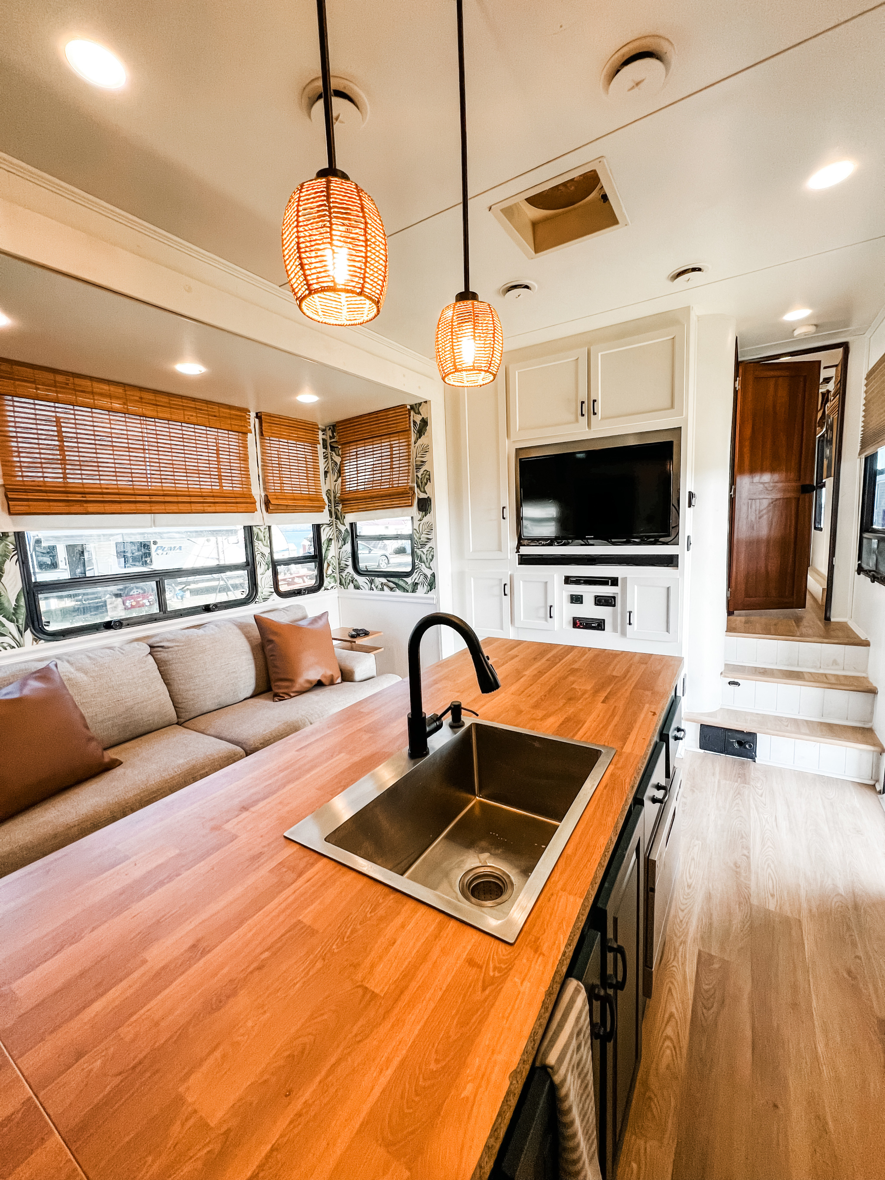 Fifth-wheel RV Rental 