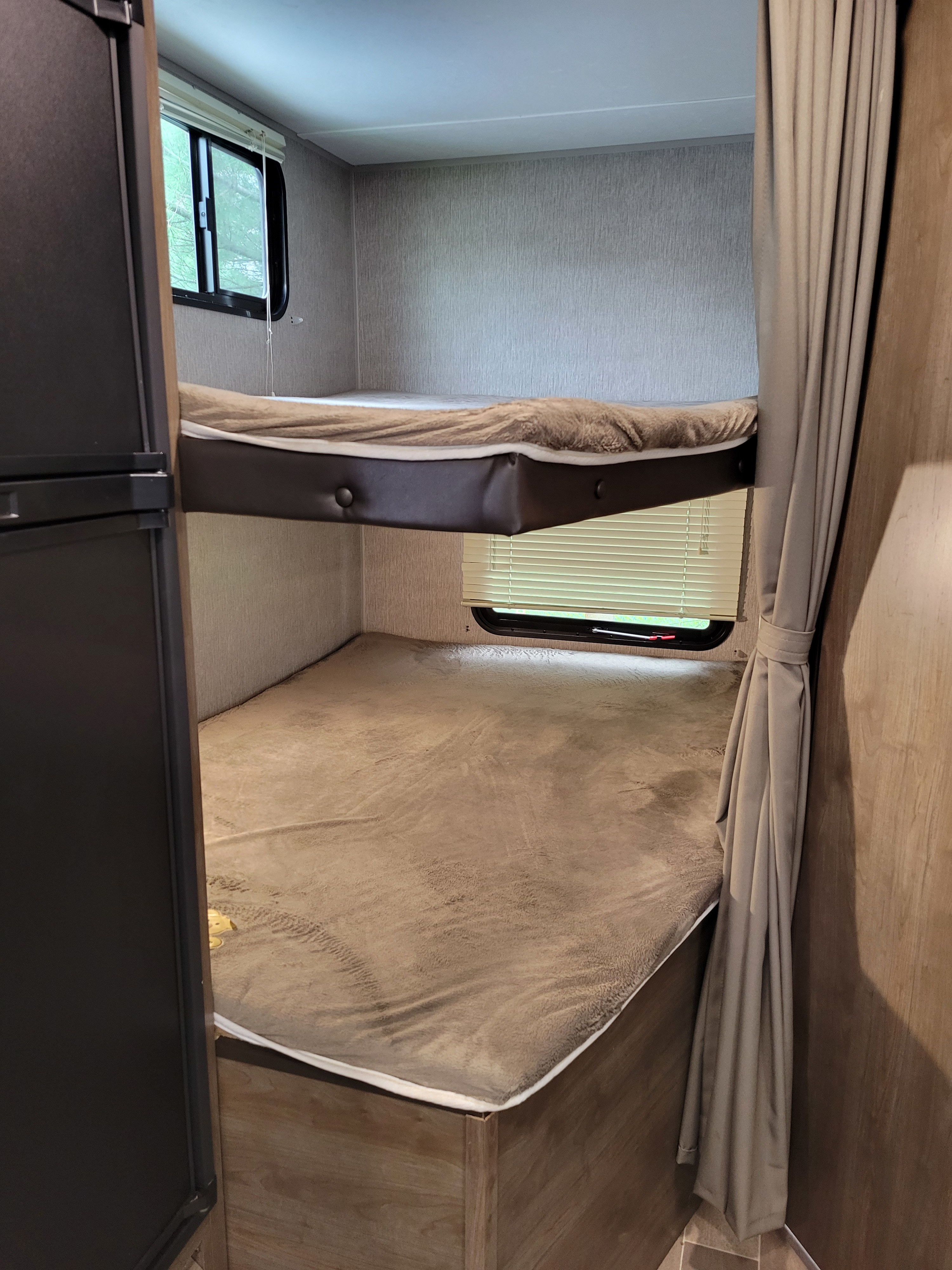 Full size bunkbeds. Dutchmen Coleman Lantern 2019