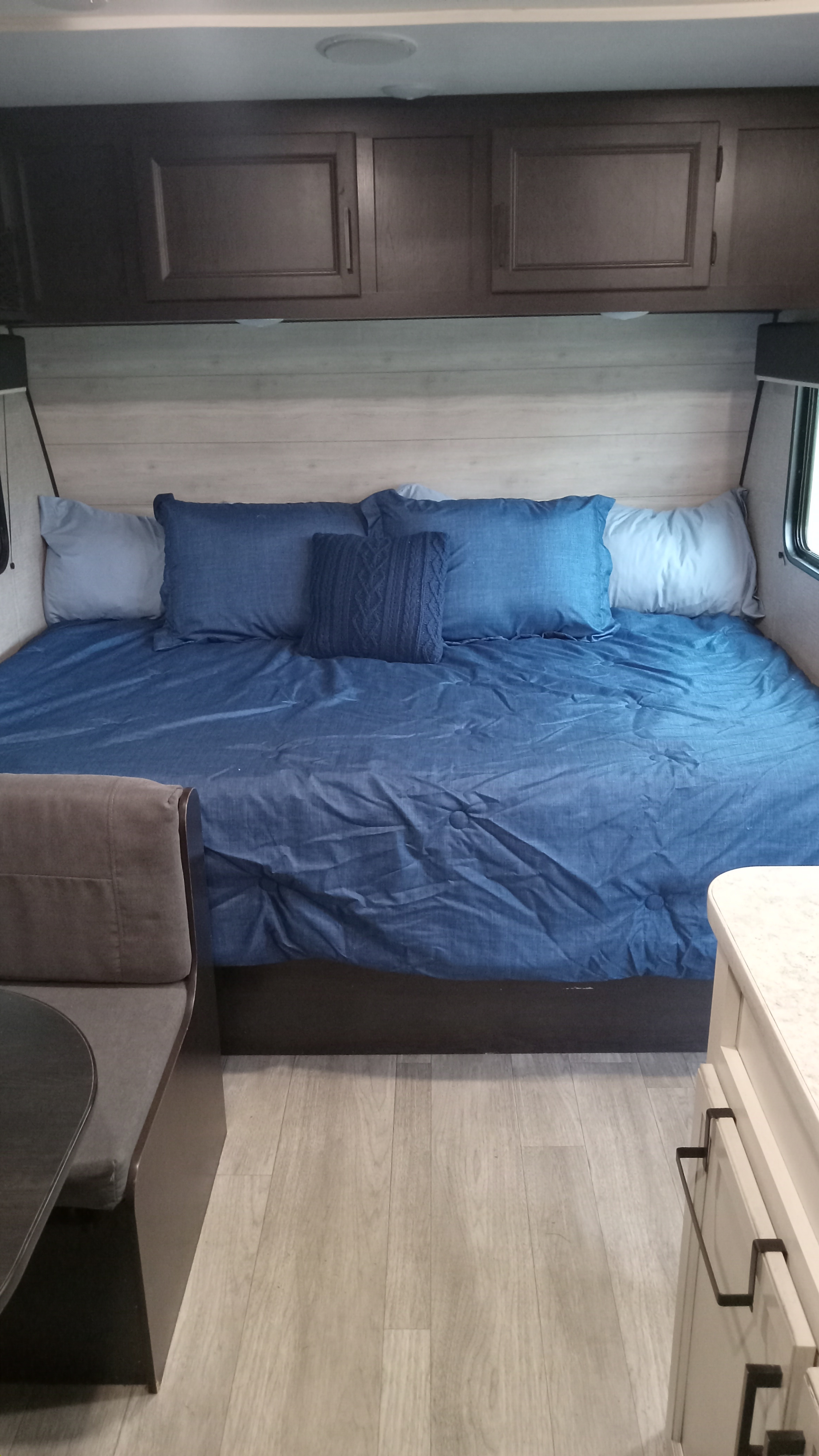 Queen master bed with overhead cabinets. Jayco Jay Flight SLX 2022