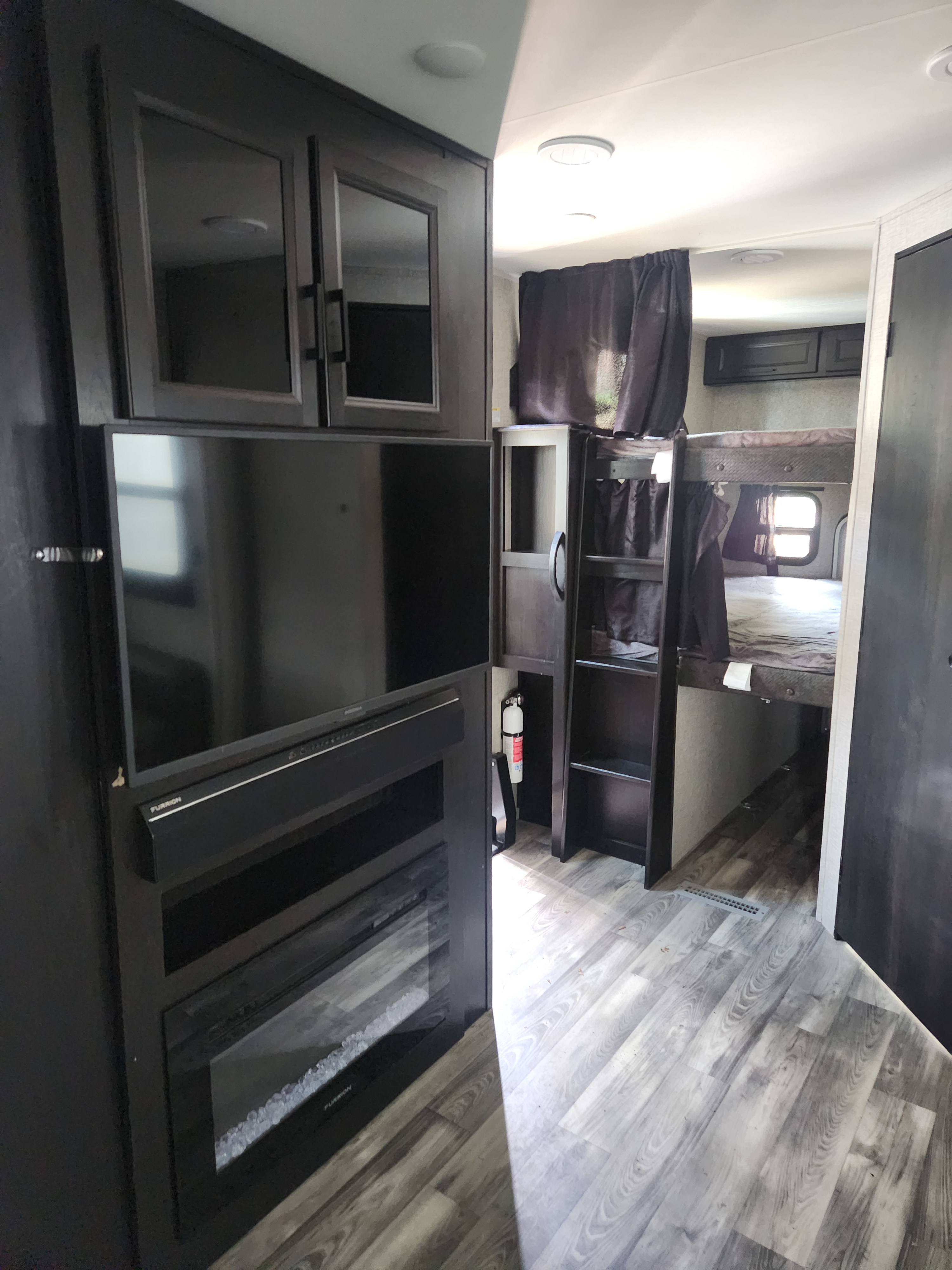 Tour this RV rental's inviting interior: TV, fireplace, and comfy bunk beds. Ideal for your family vacation.. Jayco Eagle HT 2022