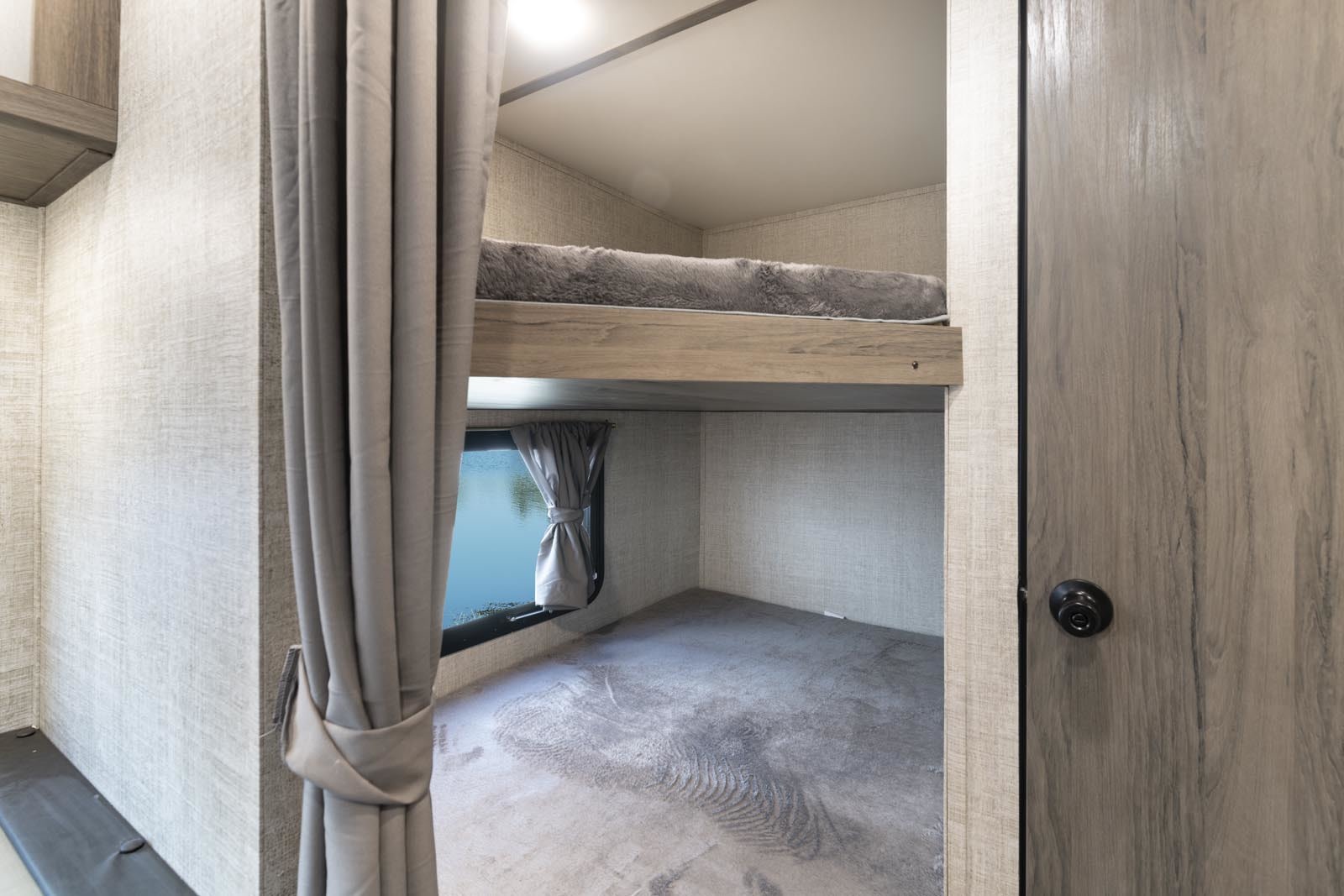 This RV rental offers comfortable bunk beds, a scenic window view, and privacy curtains. Ideal for families.. Gulf Stream Friendship 2022