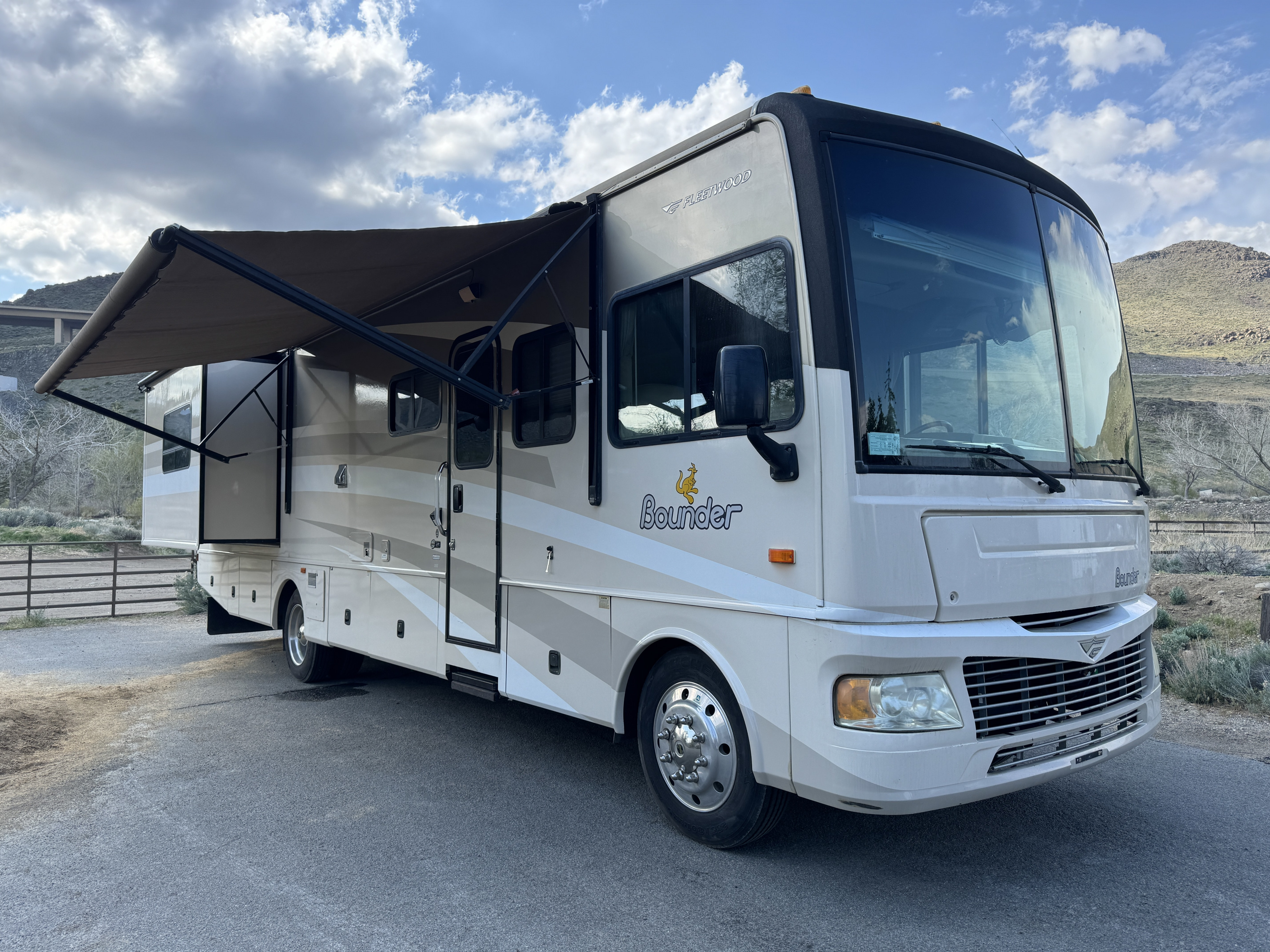 2007 Fleetwood Bounder 35E - Spacious Layout