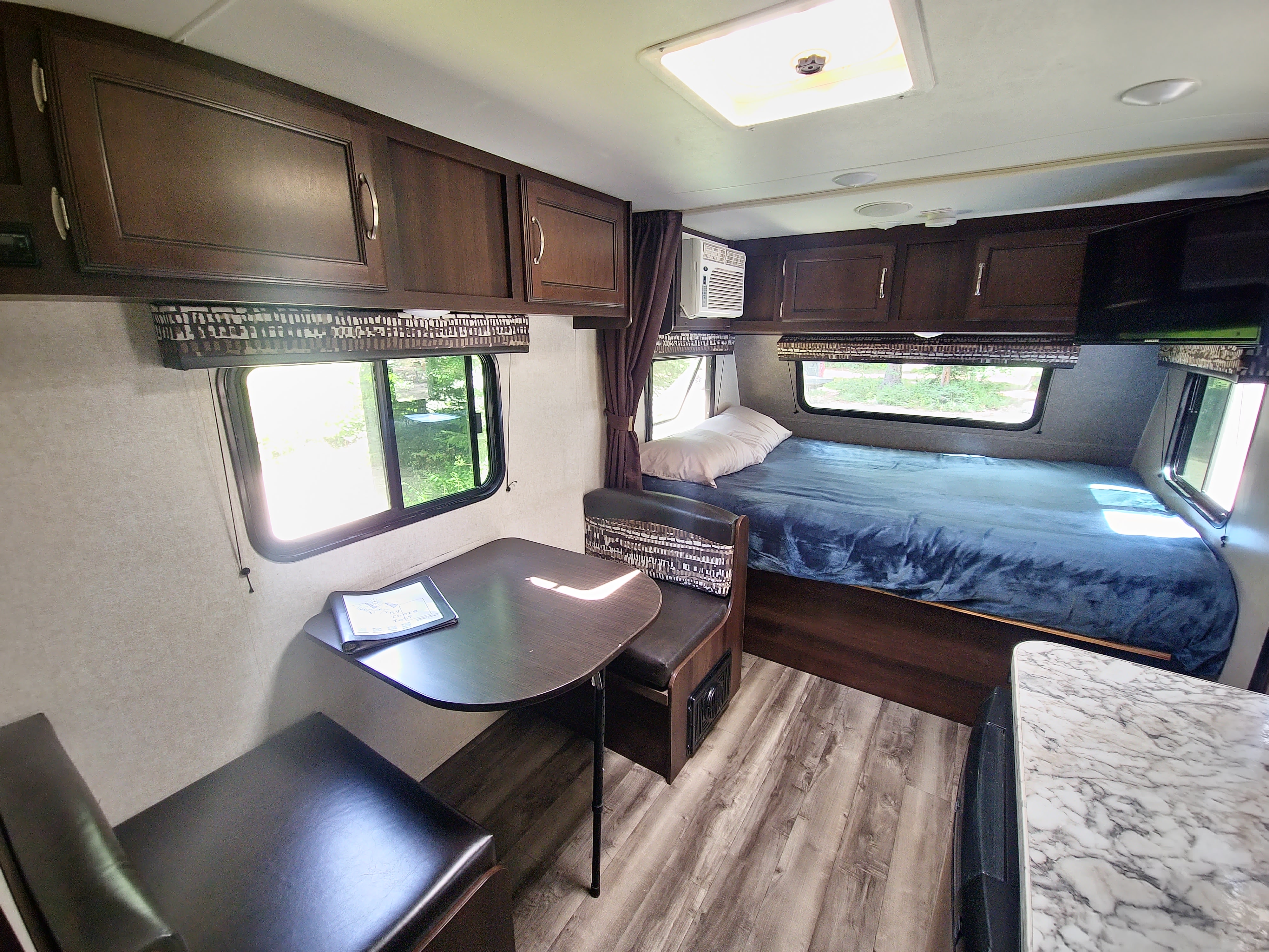 This inviting RV rental offers a full bed, dinette, overhead cabinets, and bright windows.. Jayco Jay Flight SLX 2018