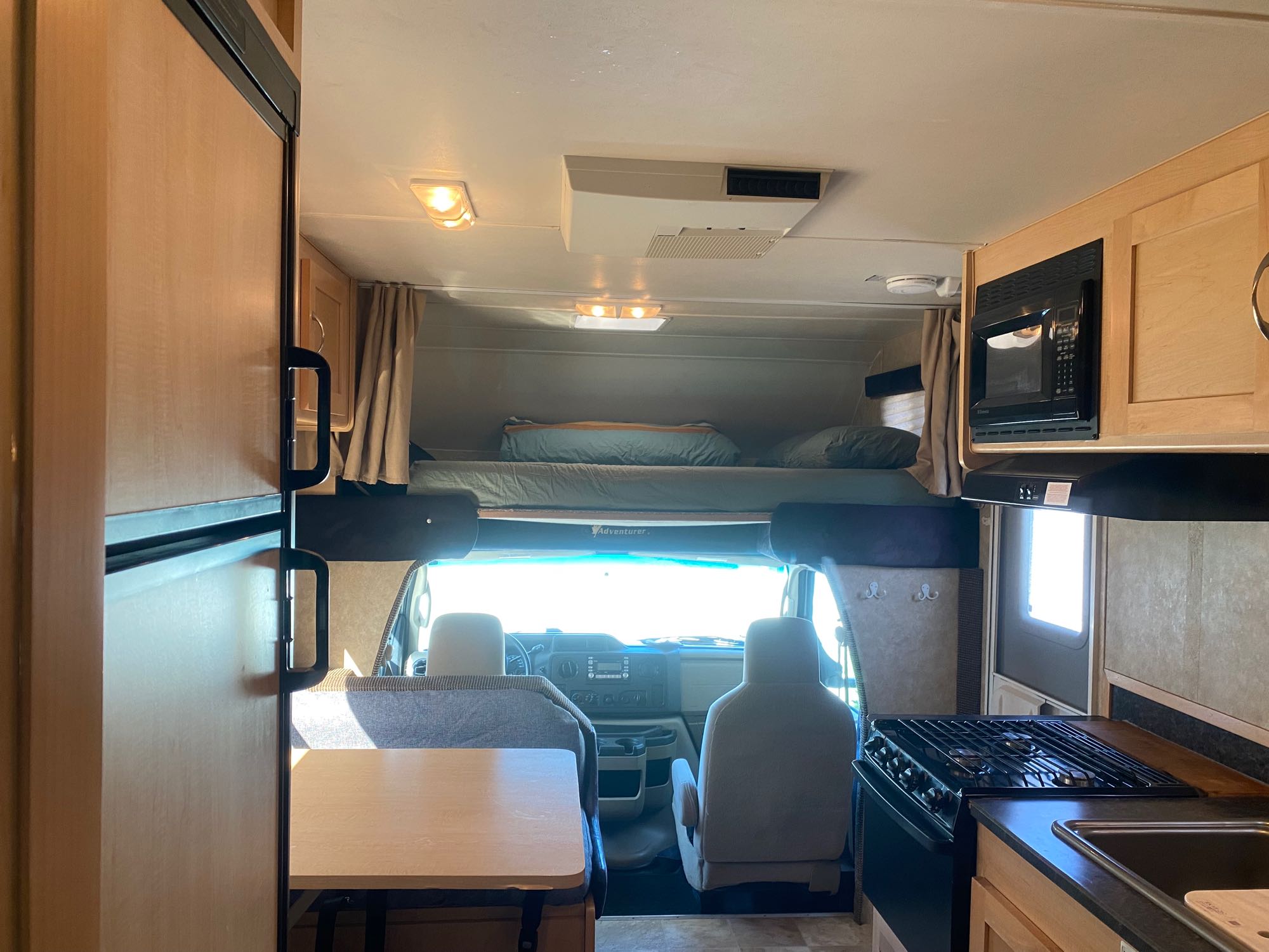 2010 Adventurer M-240DB View 17 - Calgary RV Rental Details