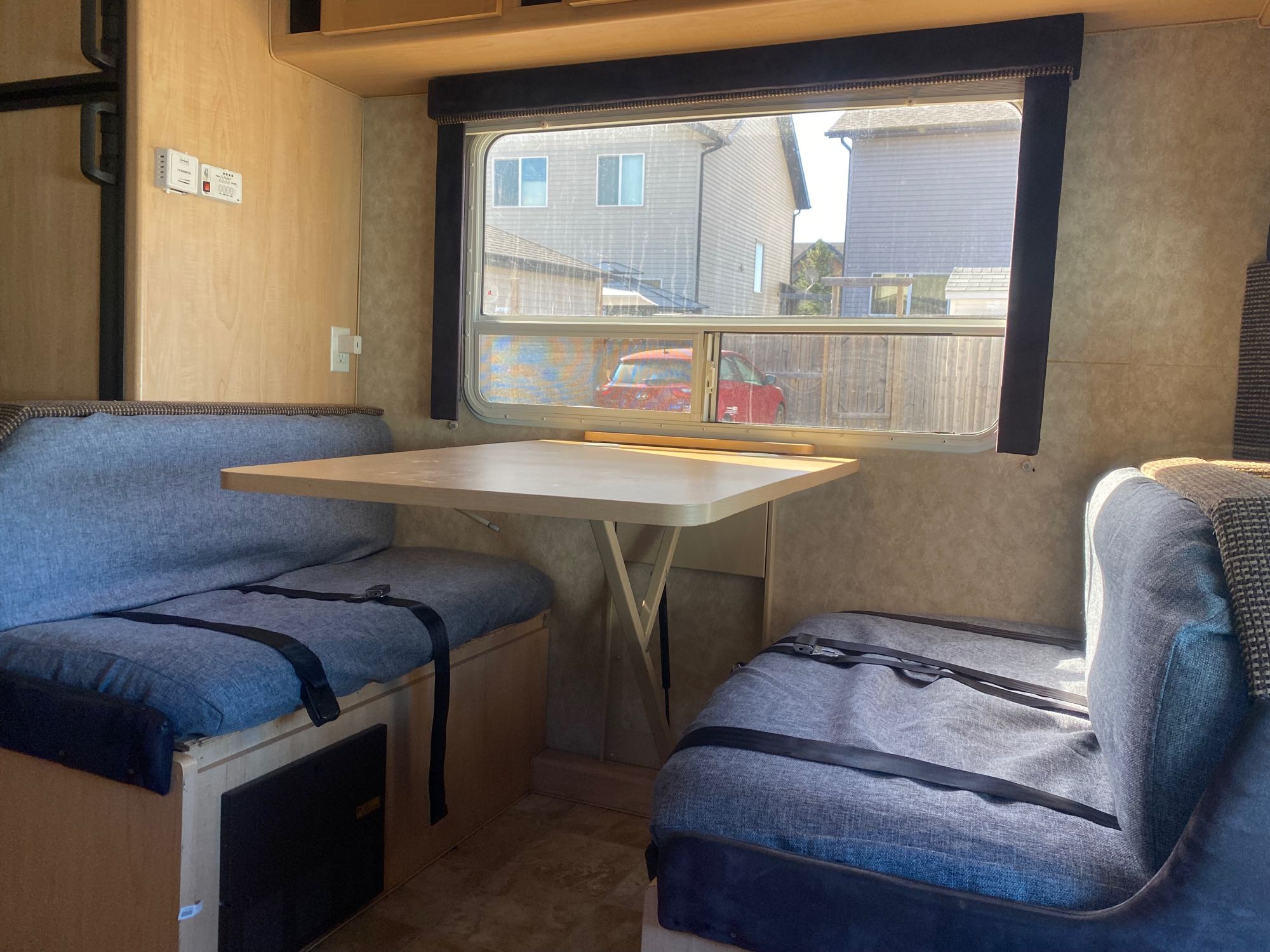 2010 Adventurer M-240DB View 9 - Calgary RV Rental Details